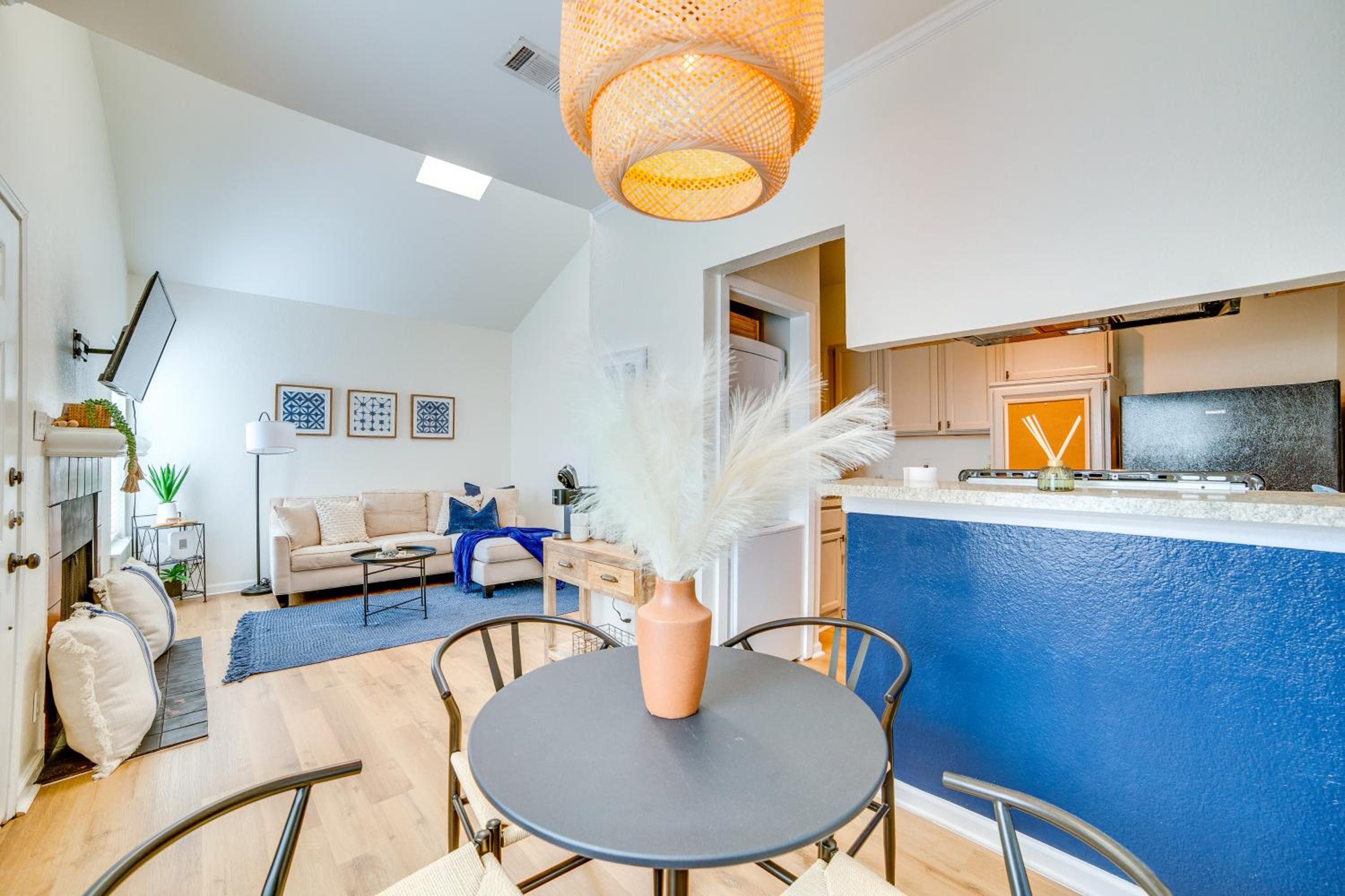 3 Mi to Downtown Dallas Sleek Condo with Patio