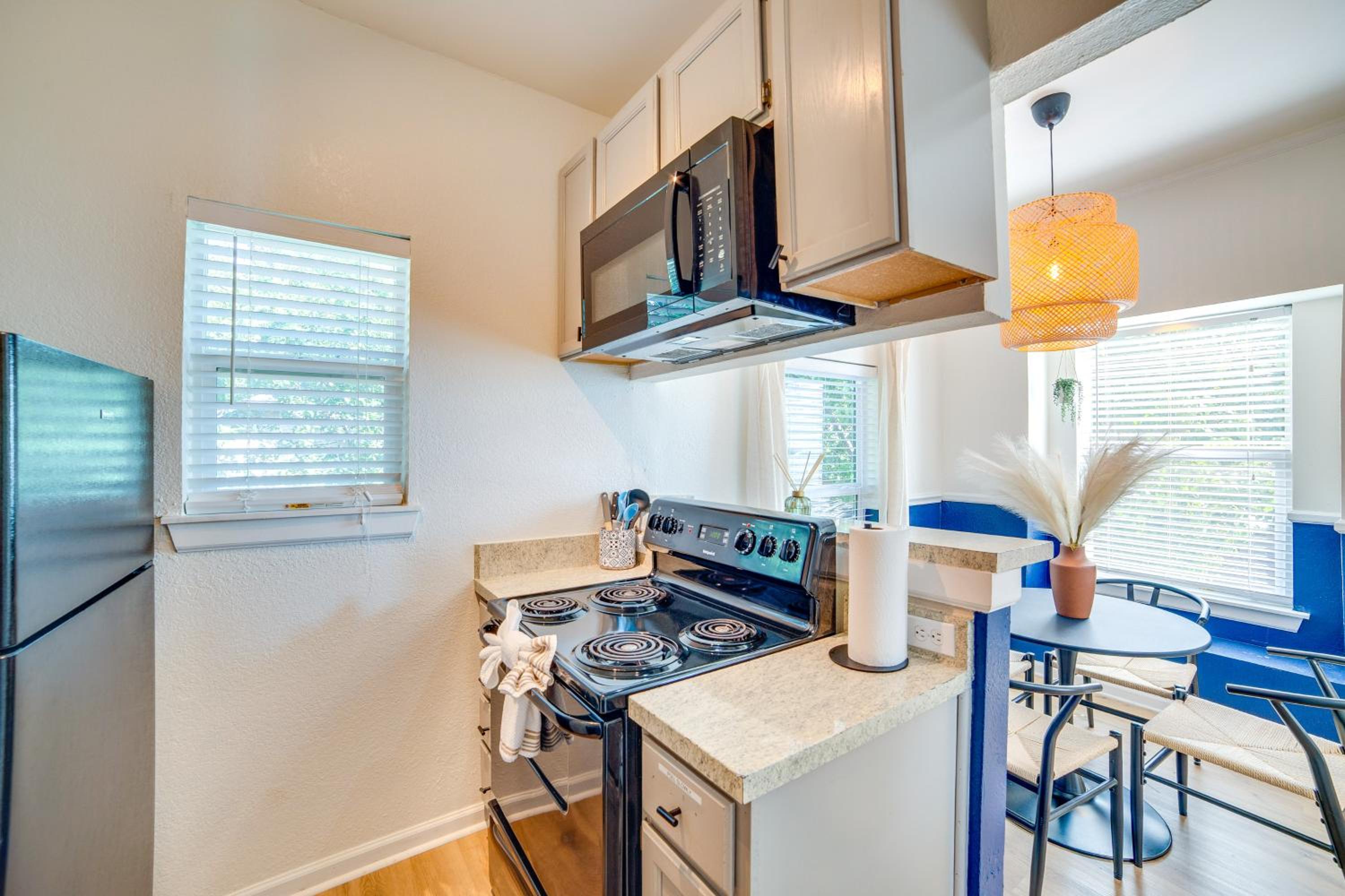 3 Mi to Downtown Dallas Sleek Condo with Patio