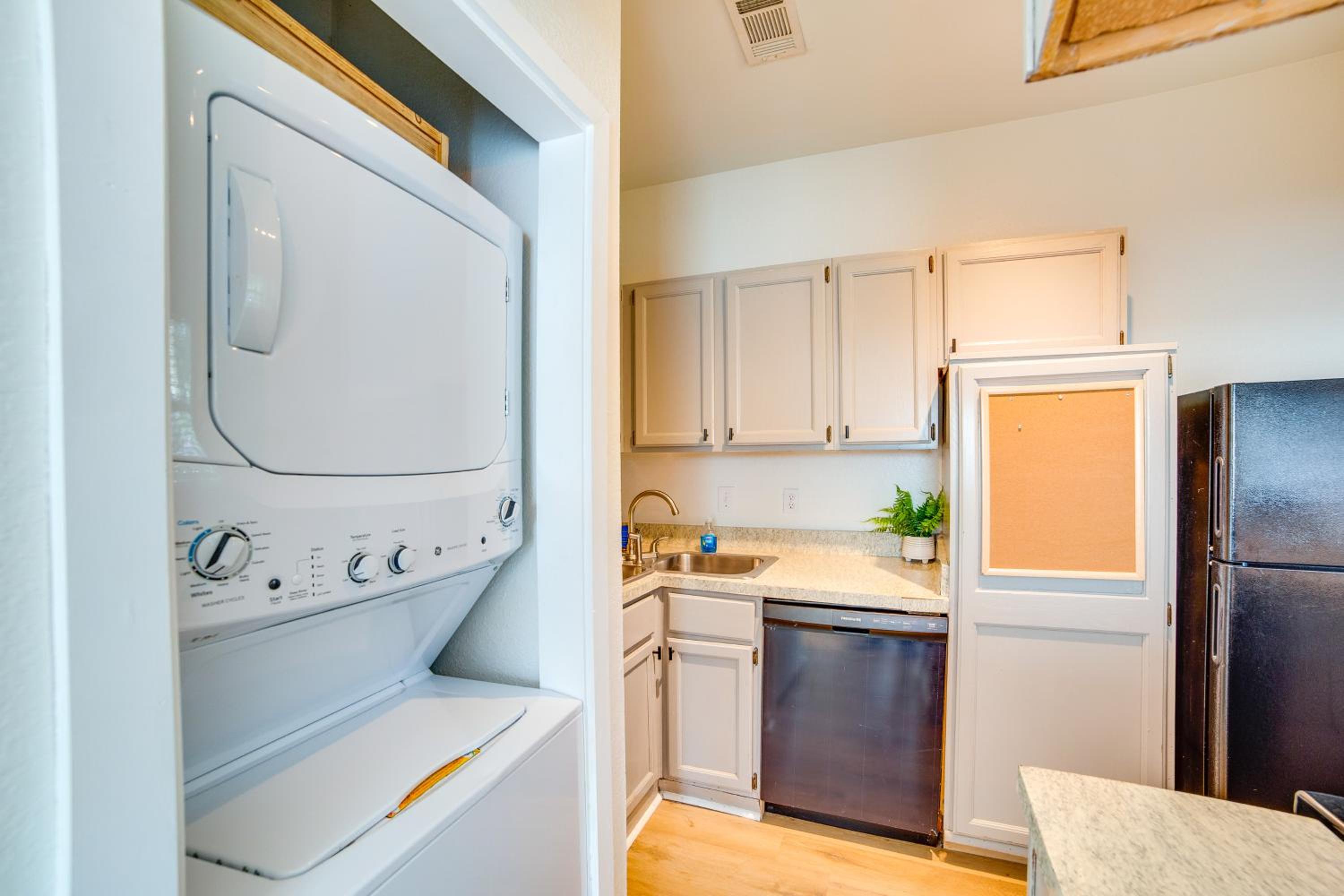 3 Mi to Downtown Dallas Sleek Condo with Patio