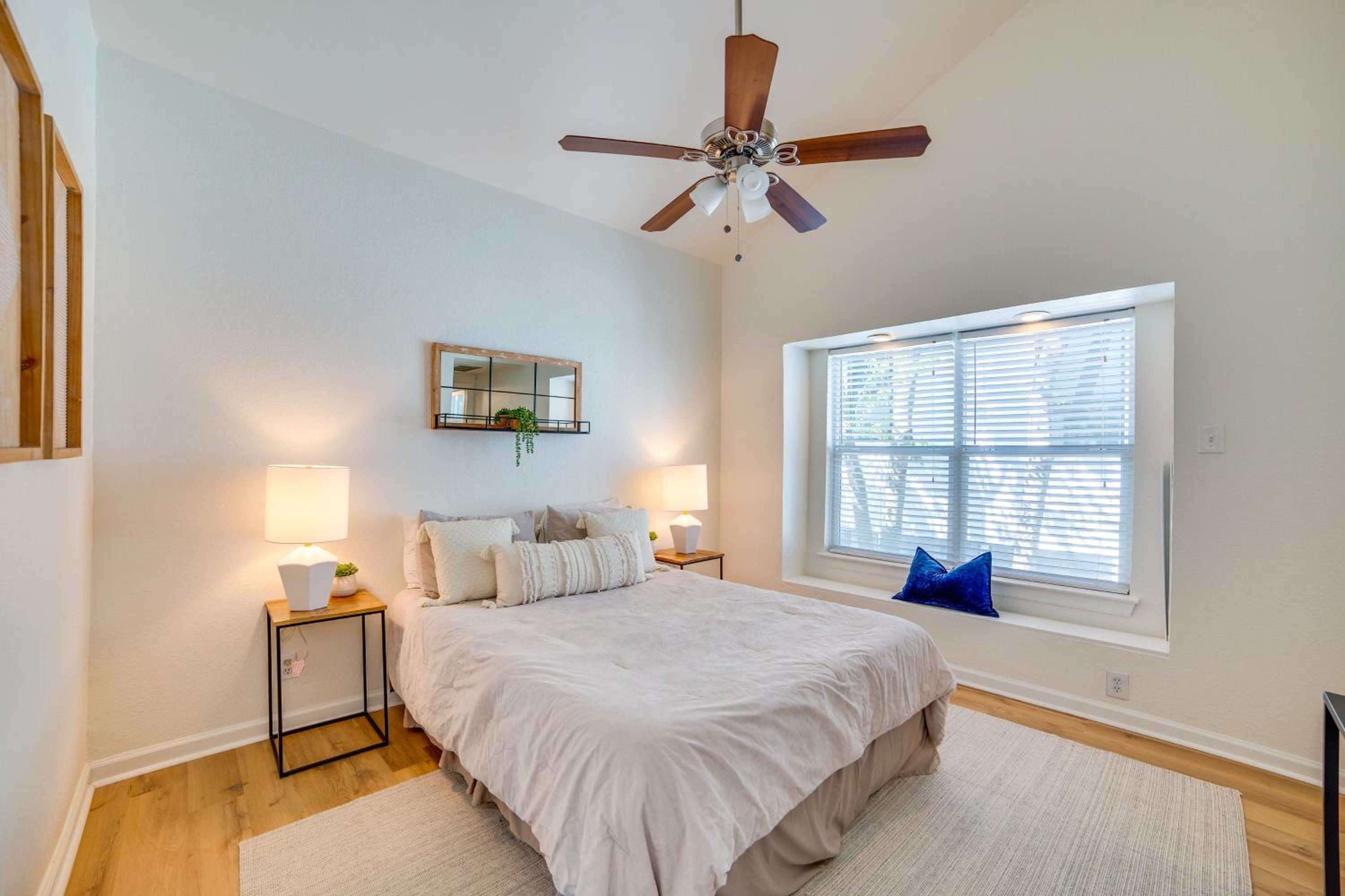 3 Mi to Downtown Dallas Sleek Condo with Patio