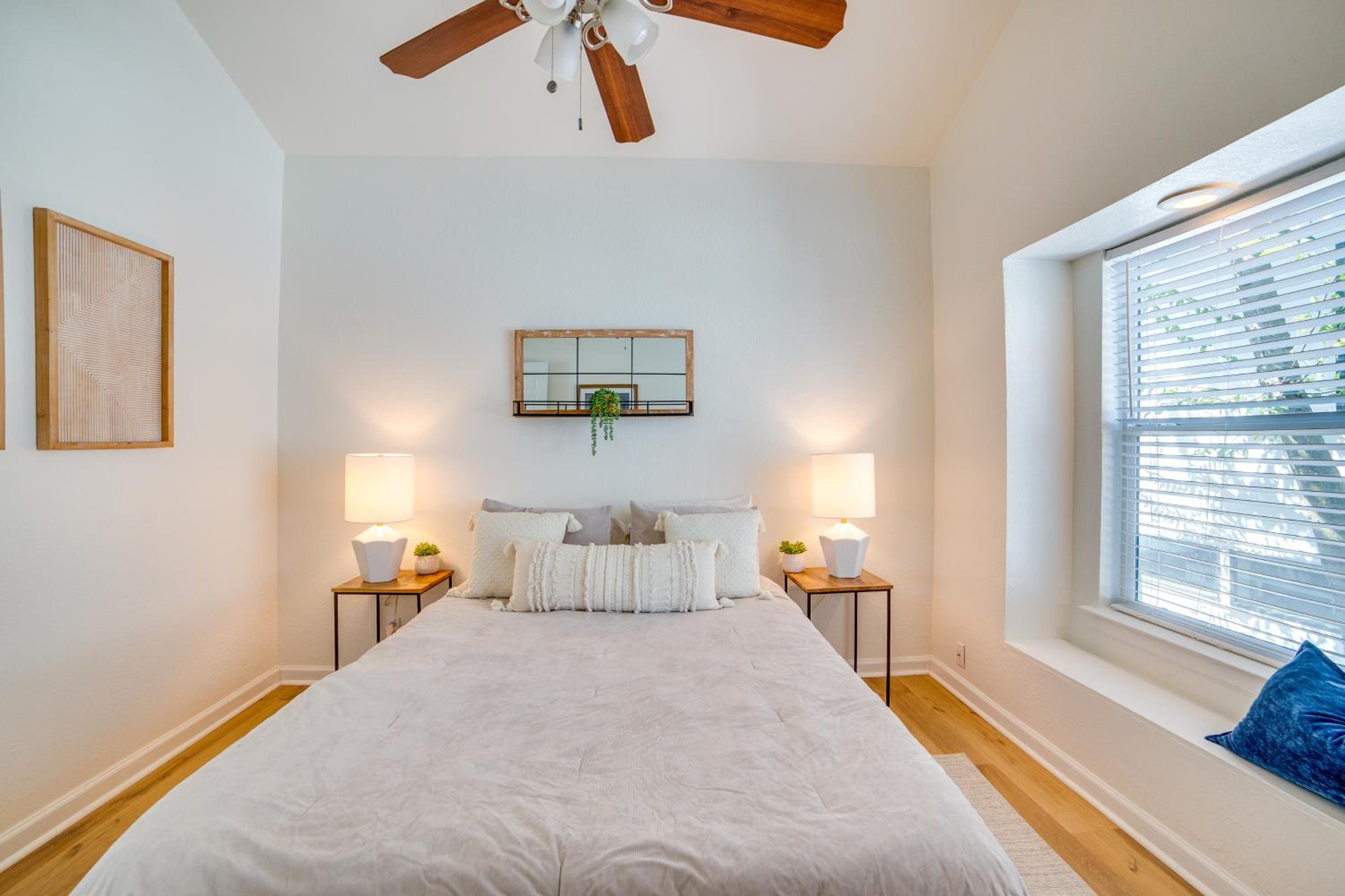 3 Mi to Downtown Dallas Sleek Condo with Patio