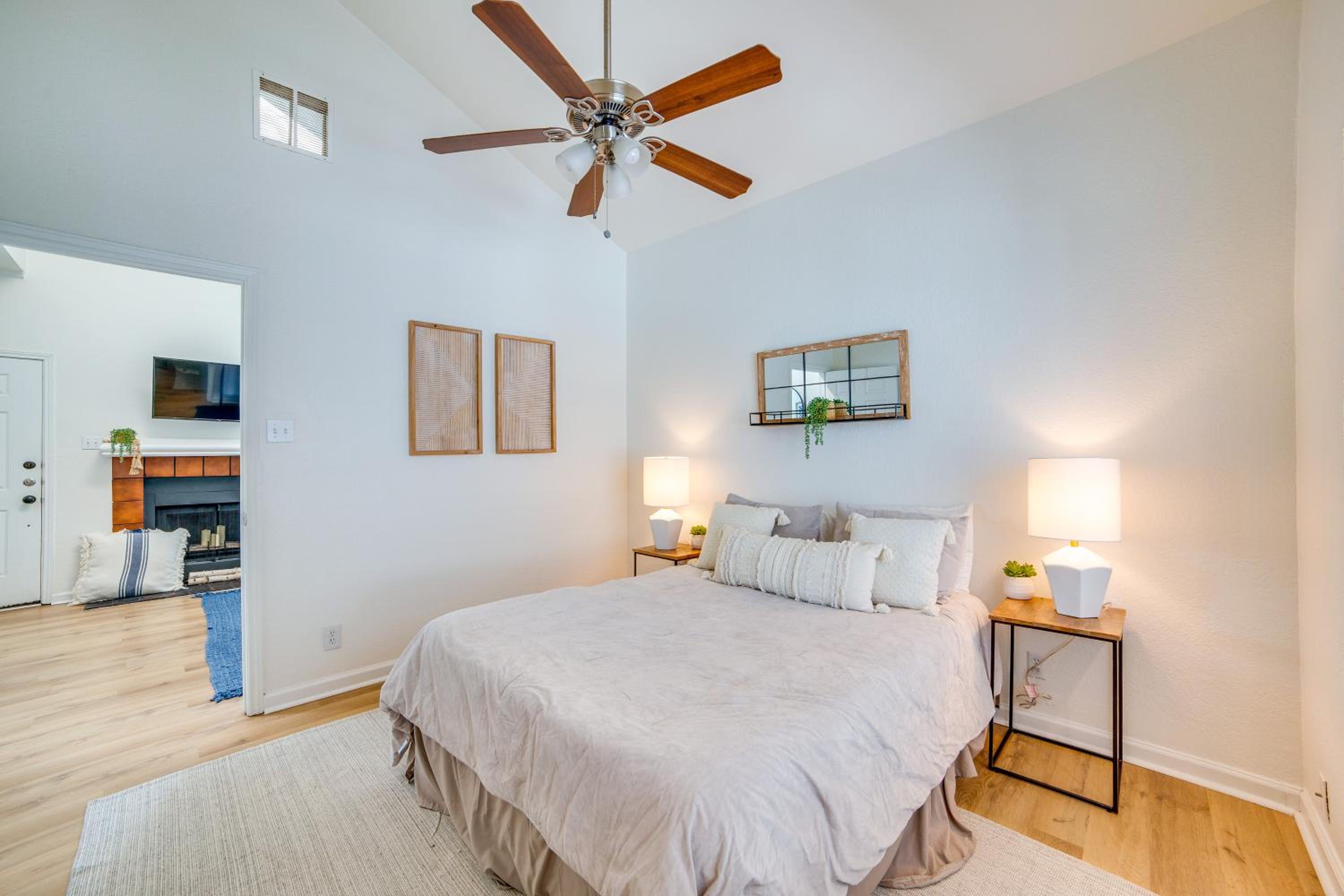 3 Mi to Downtown Dallas Sleek Condo with Patio