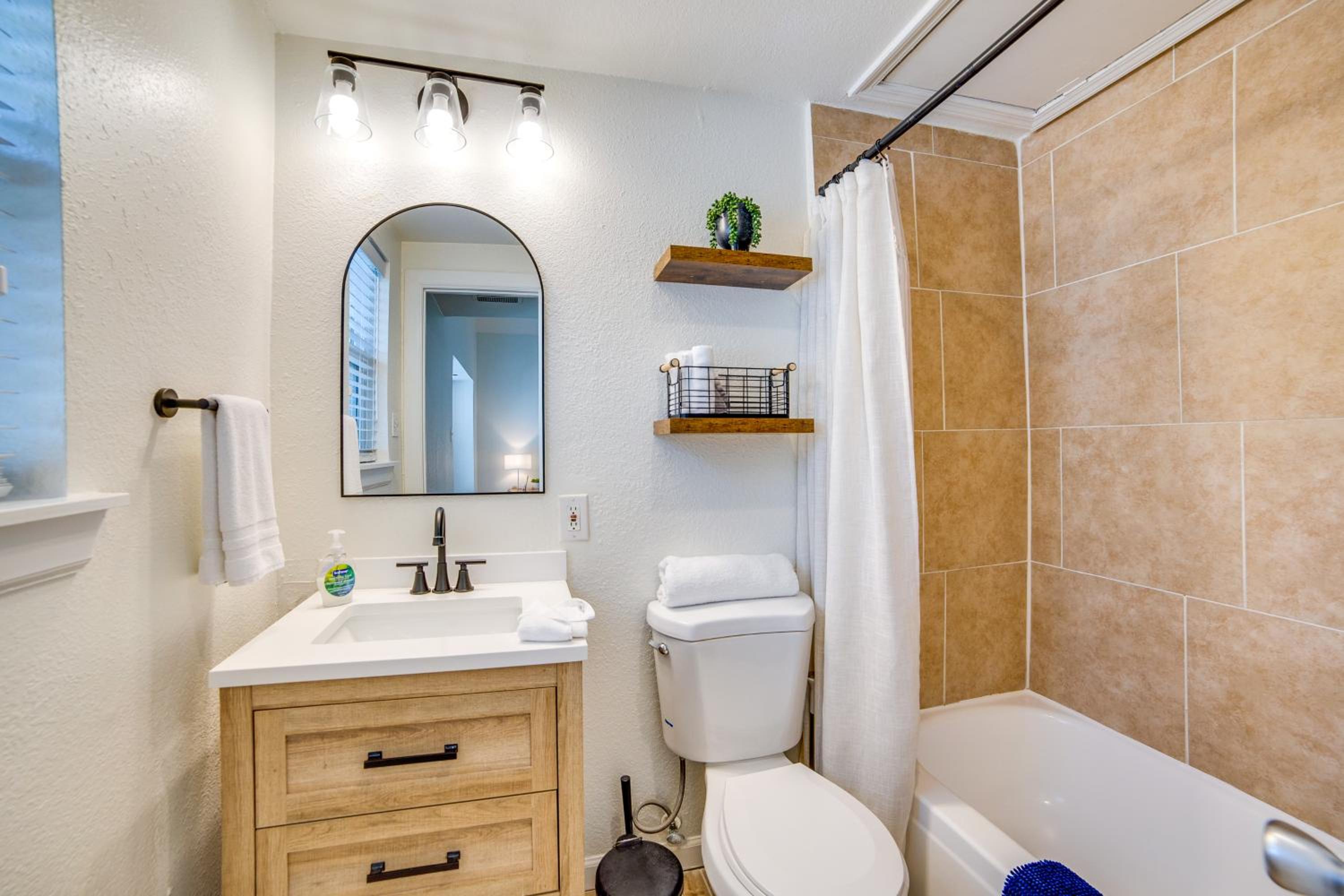 3 Mi to Downtown Dallas Sleek Condo with Patio