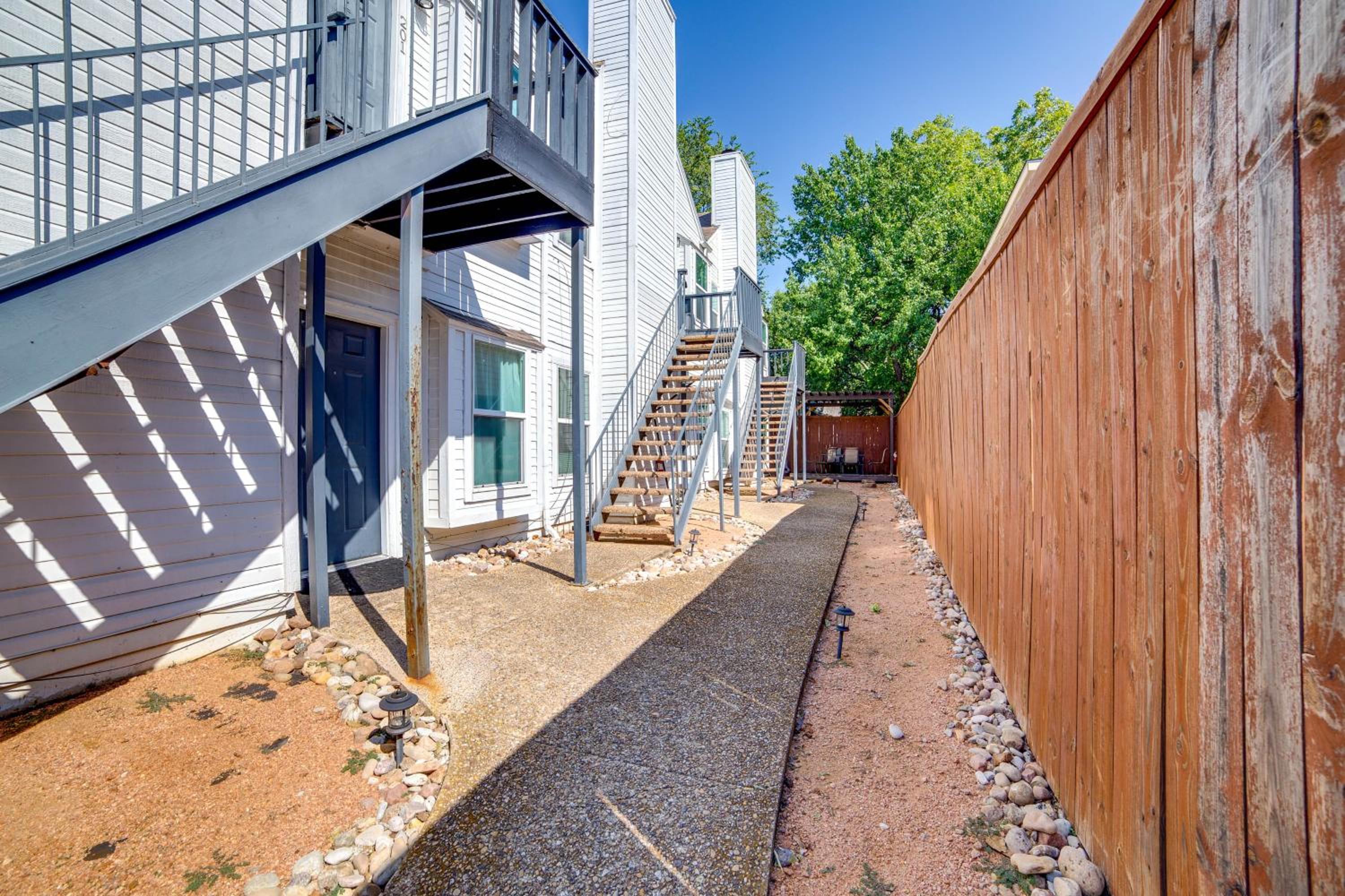 3 Mi to Downtown Dallas Sleek Condo with Patio