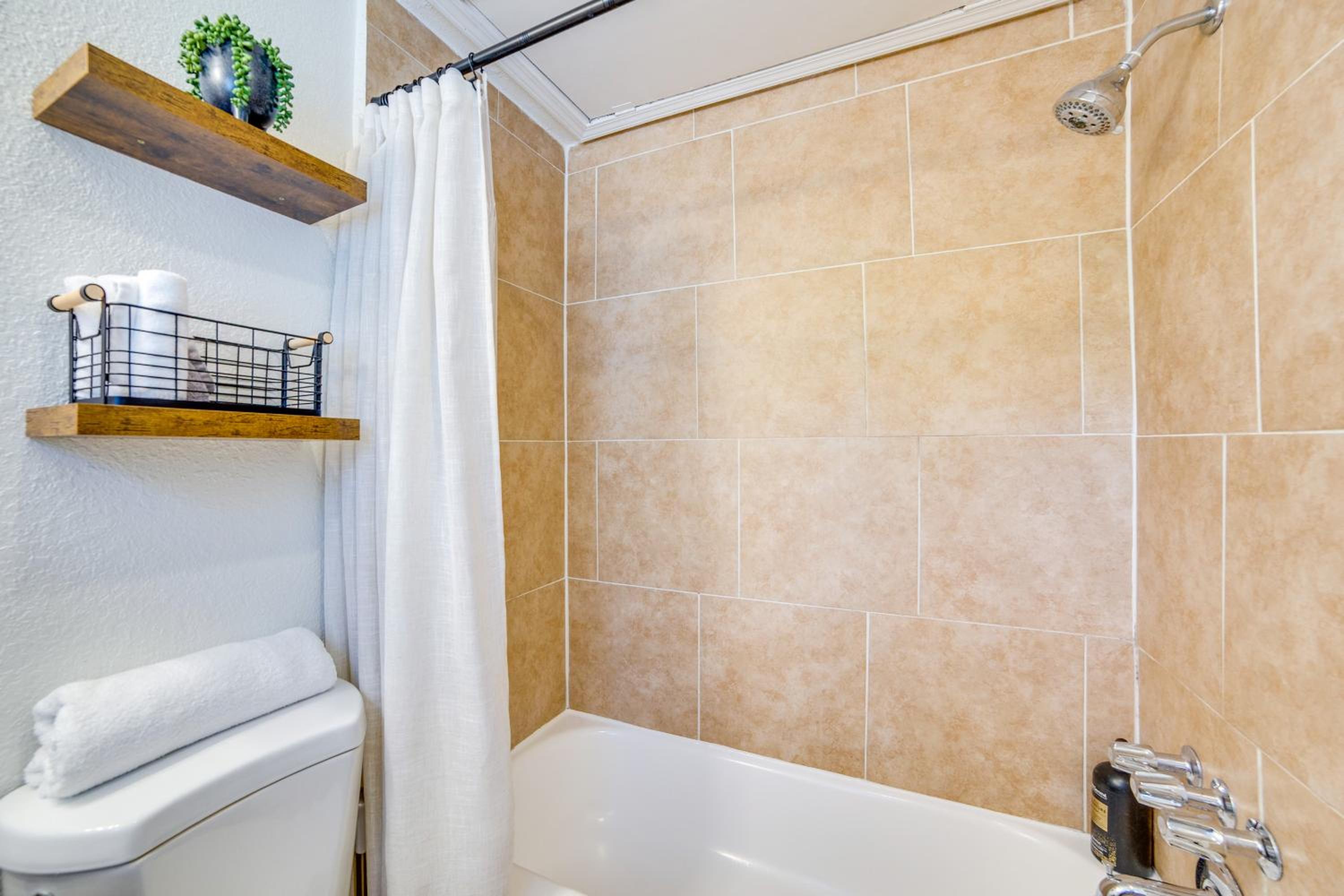 3 Mi to Downtown Dallas Sleek Condo with Patio