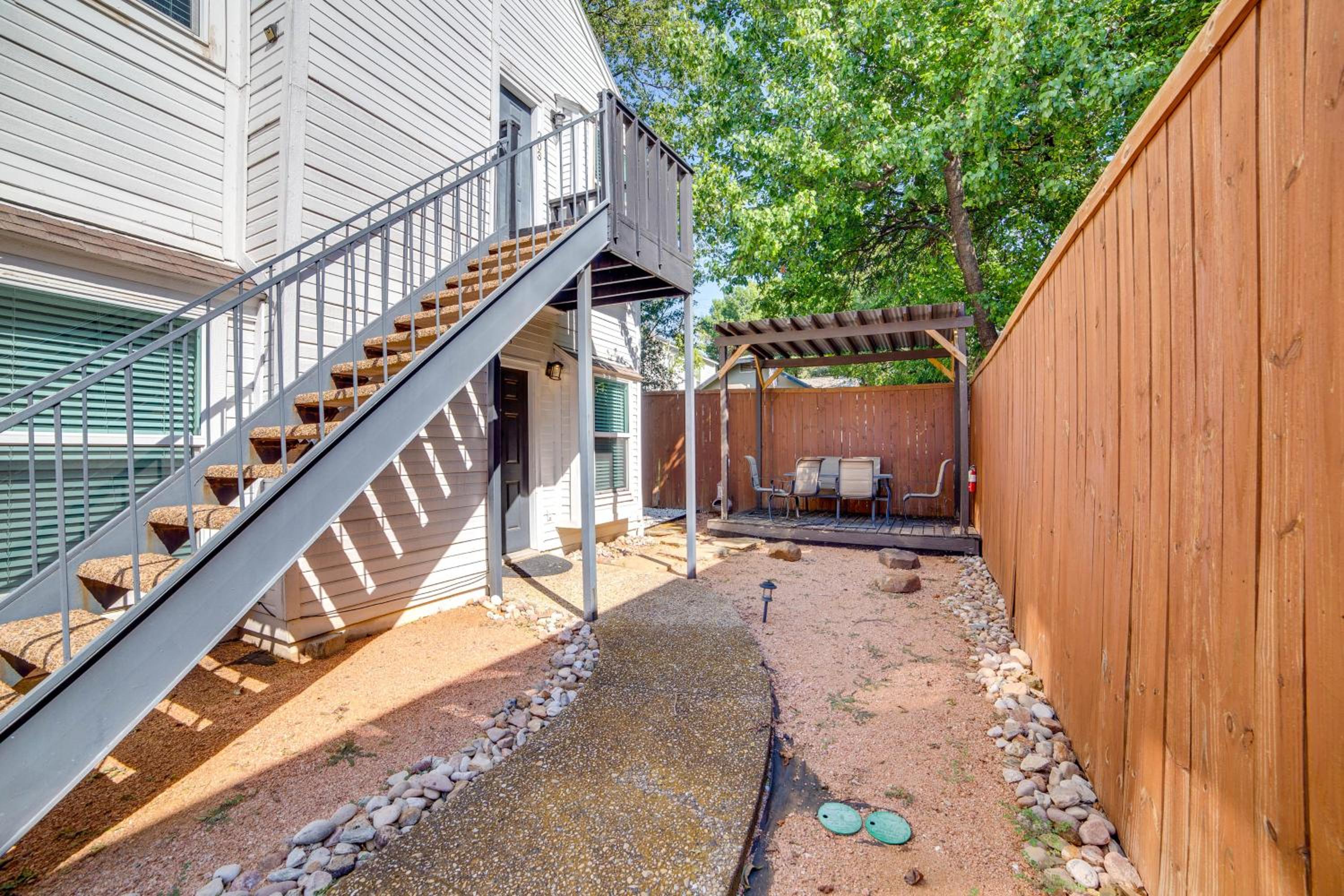 3 Mi to Downtown Dallas Sleek Condo with Patio