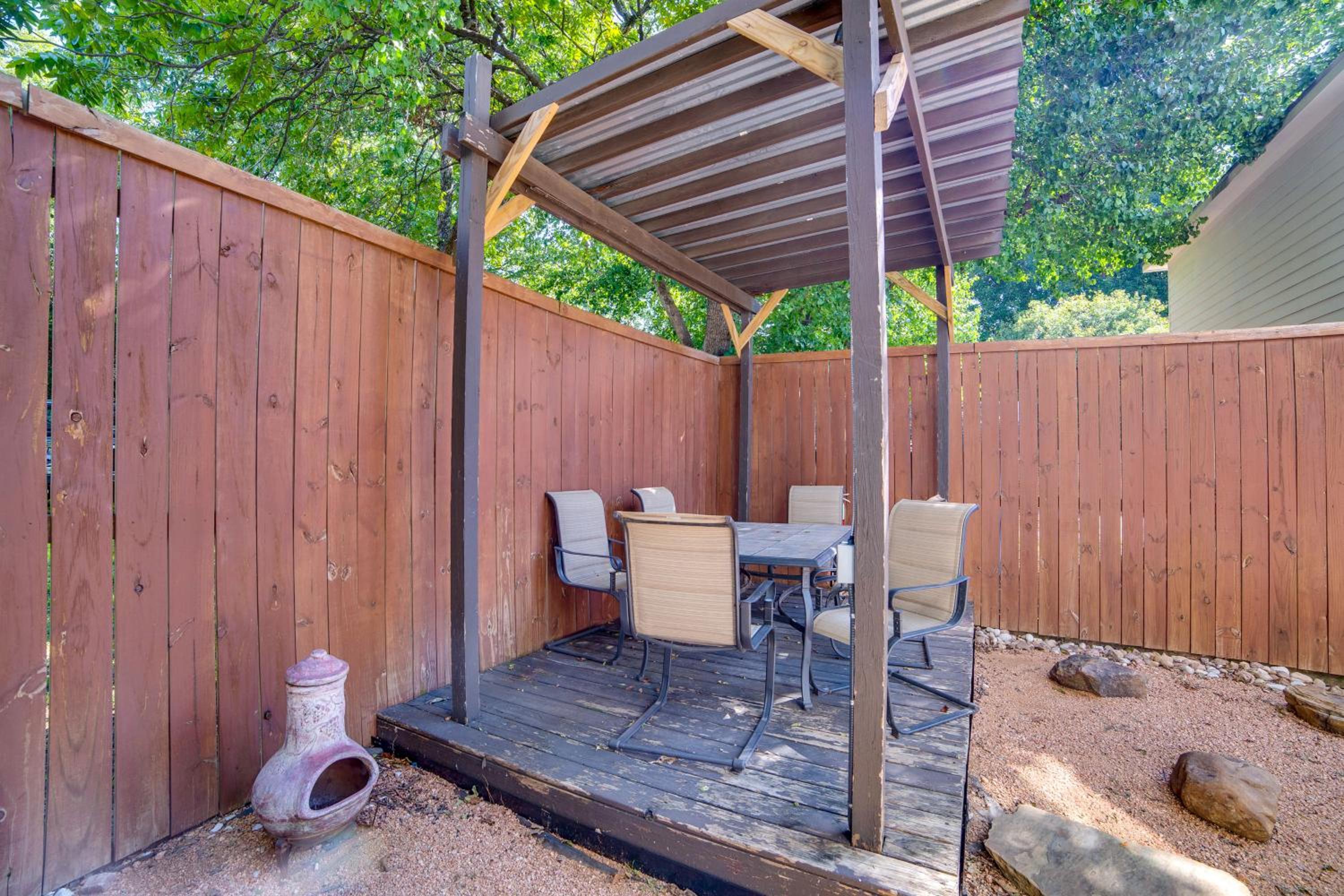 3 Mi to Downtown Dallas Sleek Condo with Patio