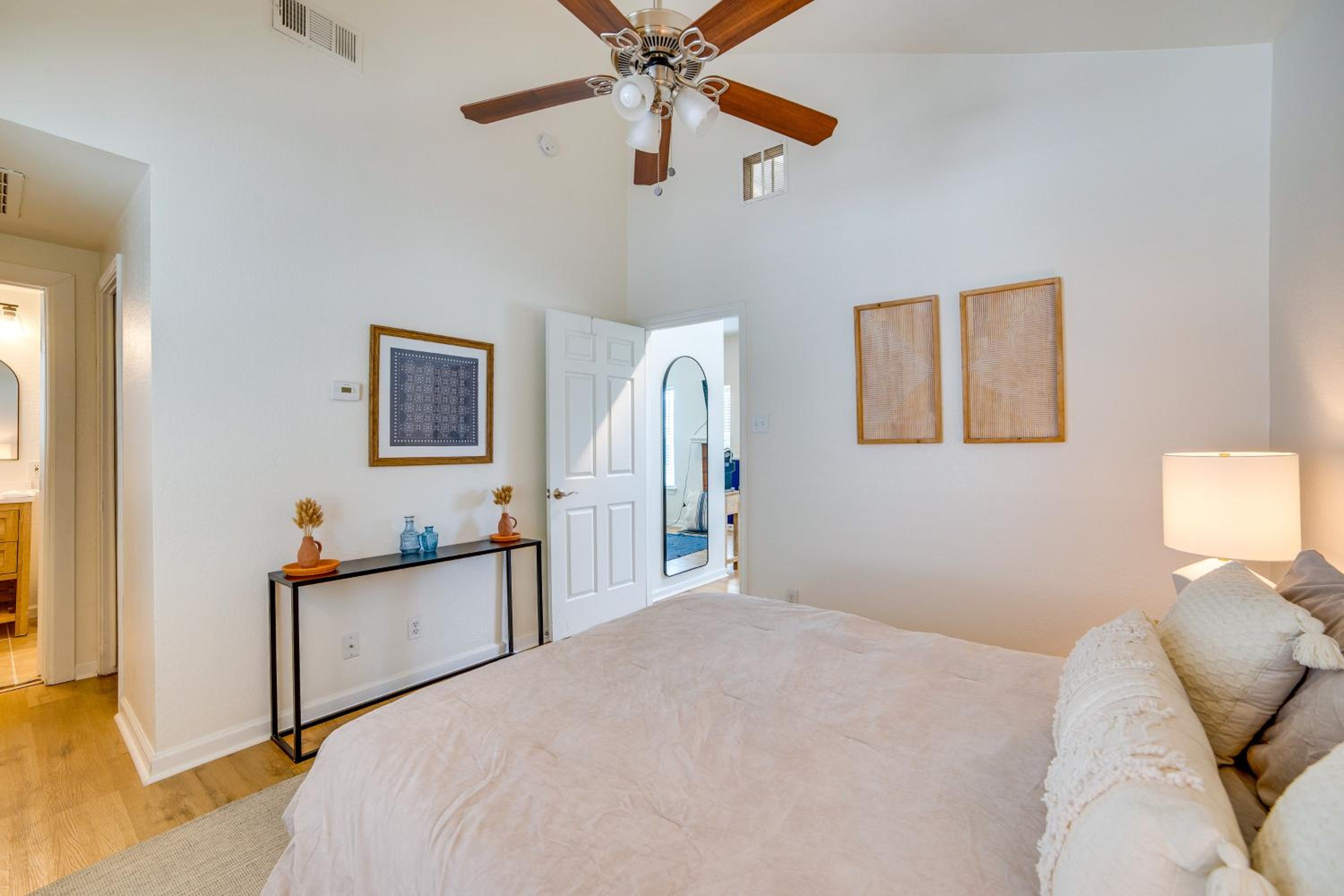 3 Mi to Downtown Dallas Sleek Condo with Patio