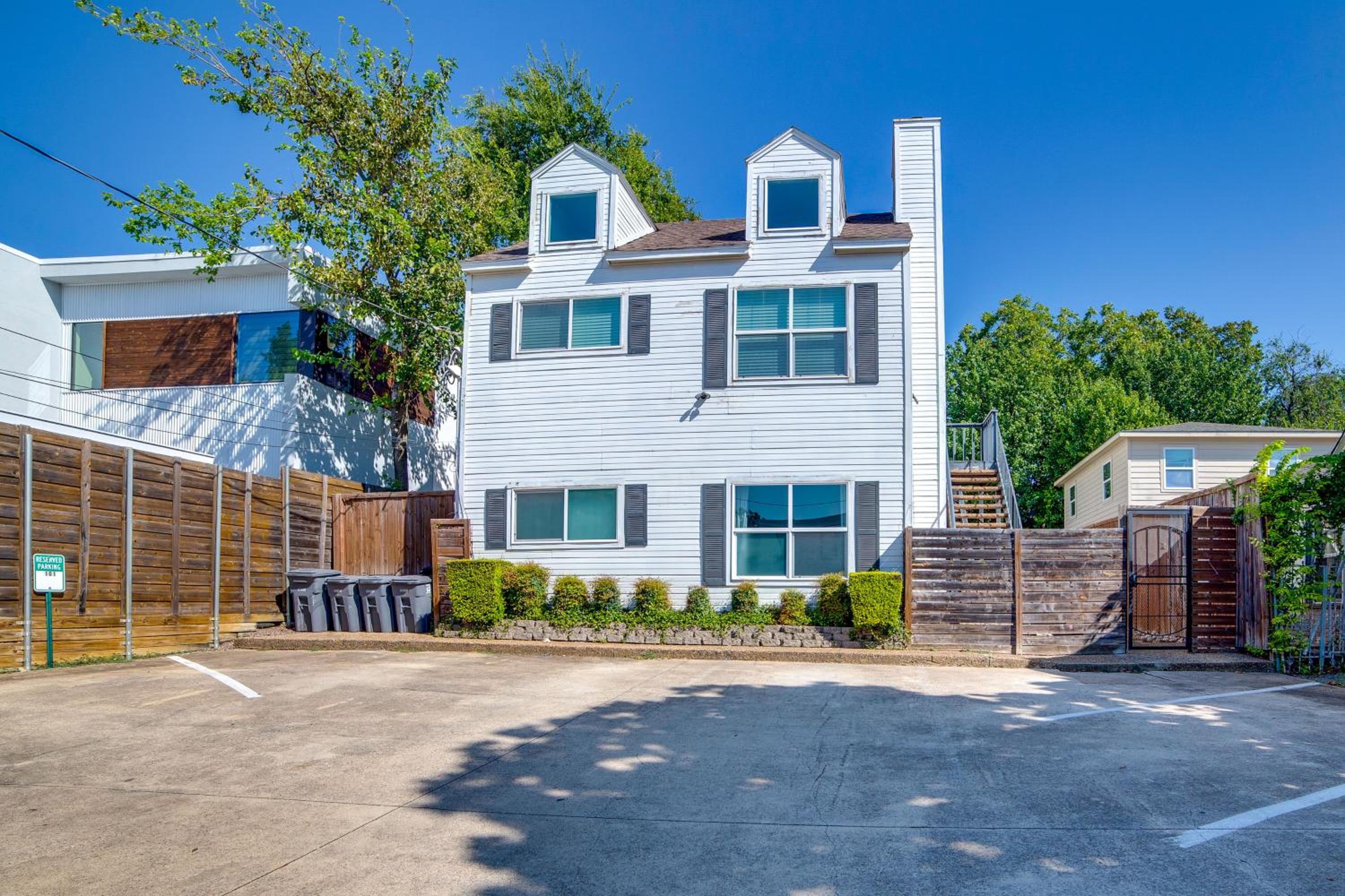 3 Mi to Downtown Dallas Sleek Condo with Patio