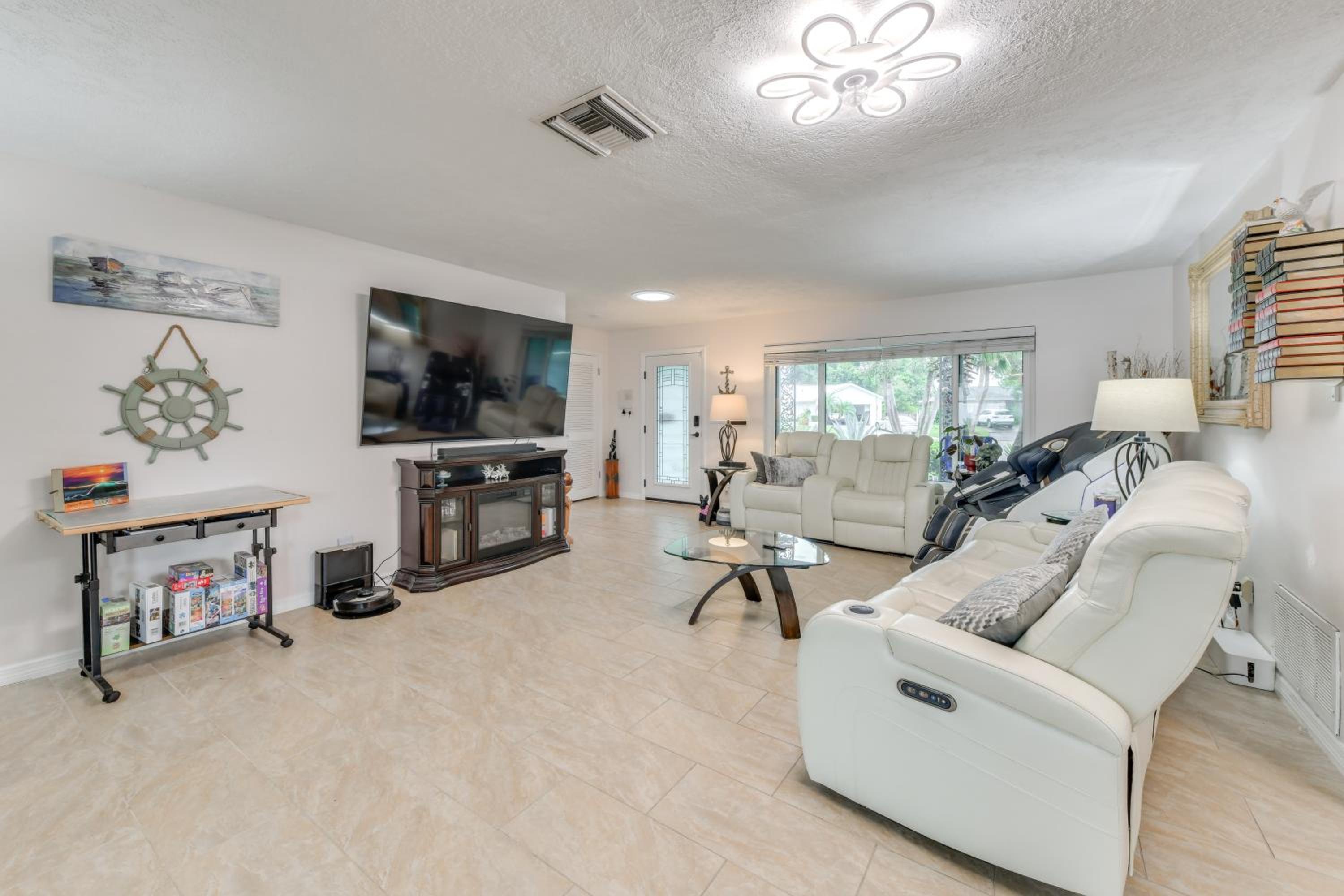 Private Hot Tub, Pool and Yard Modern Bradenton Gem