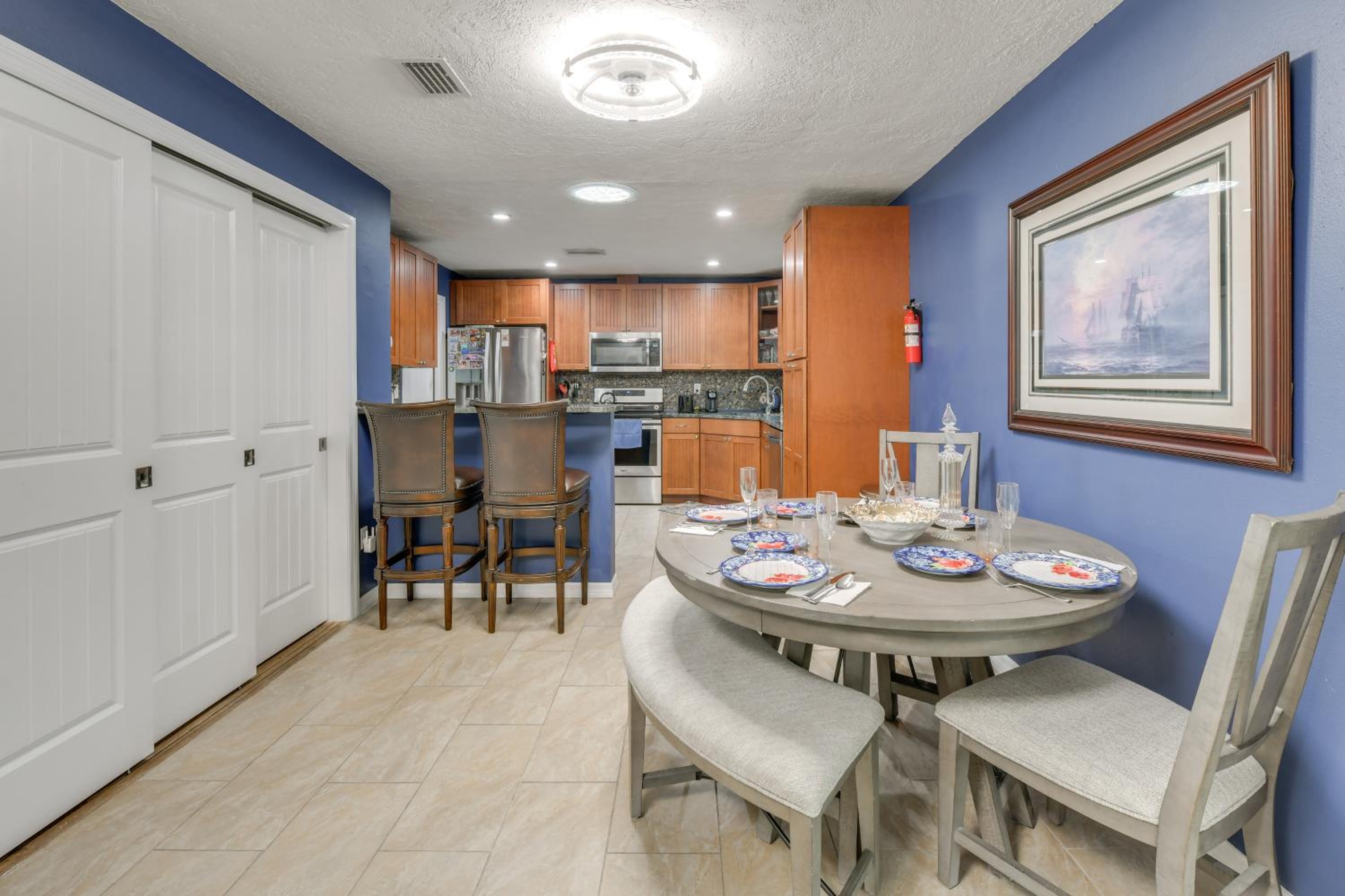 Private Hot Tub, Pool and Yard Modern Bradenton Gem