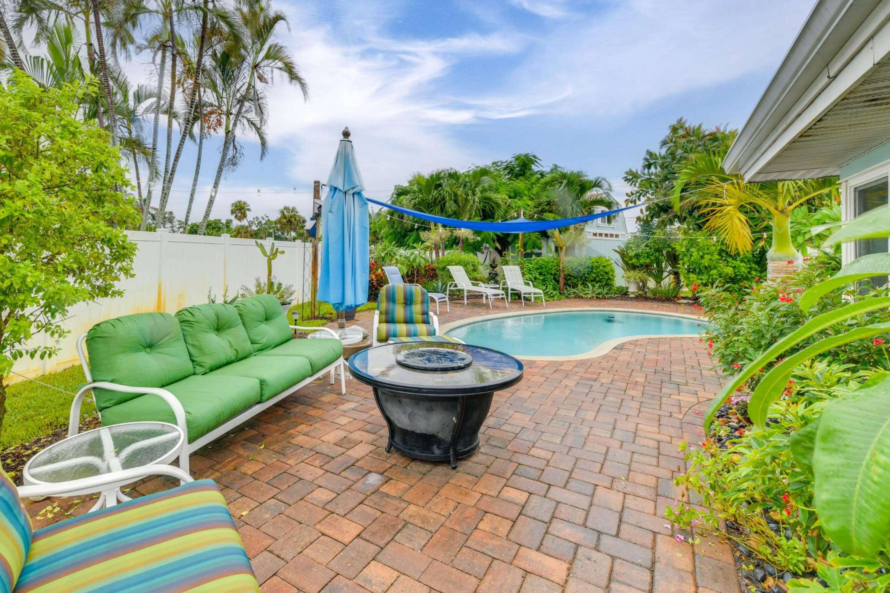 Private Hot Tub, Pool and Yard Modern Bradenton Gem
