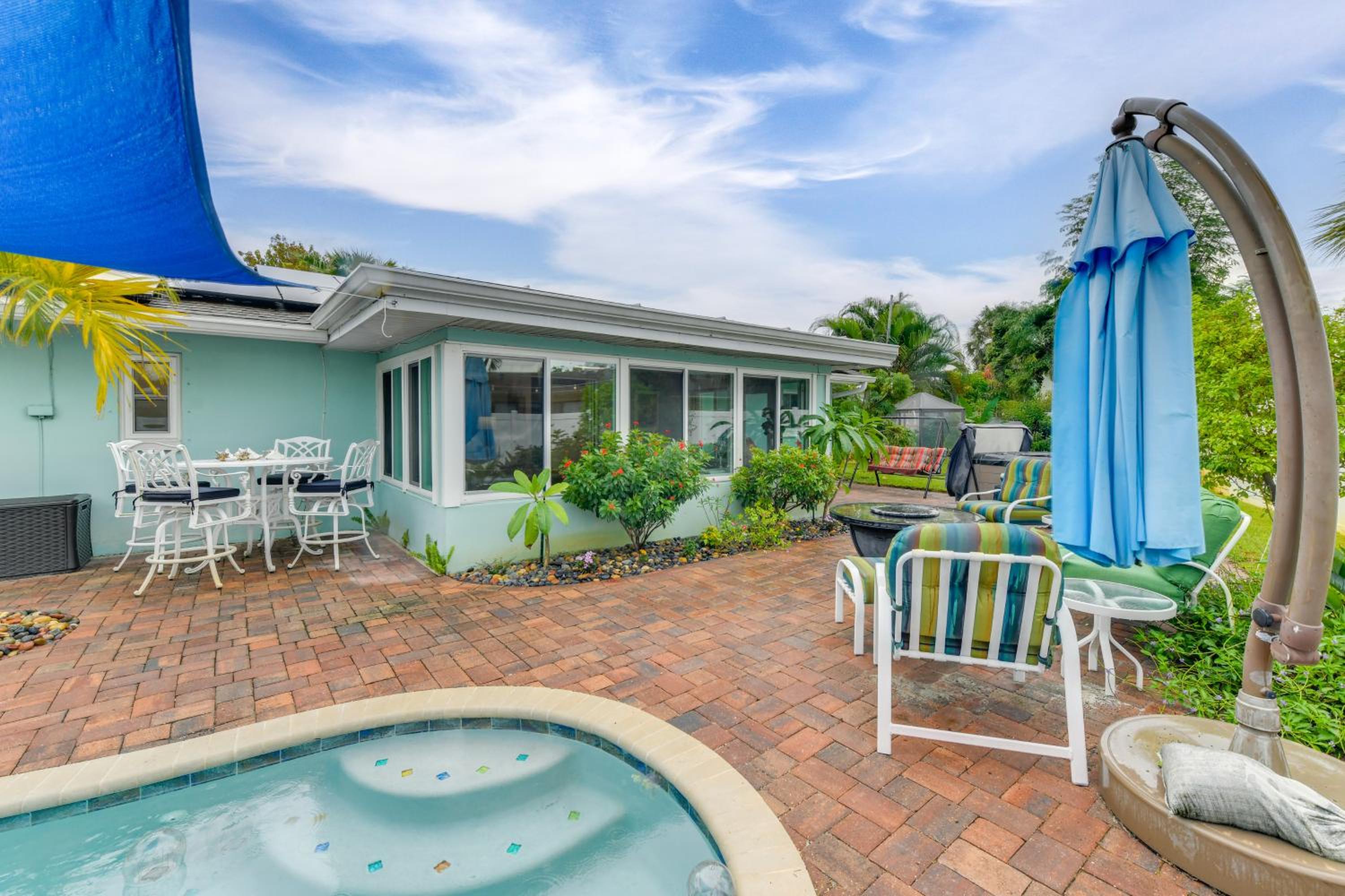 Private Hot Tub, Pool and Yard Modern Bradenton Gem