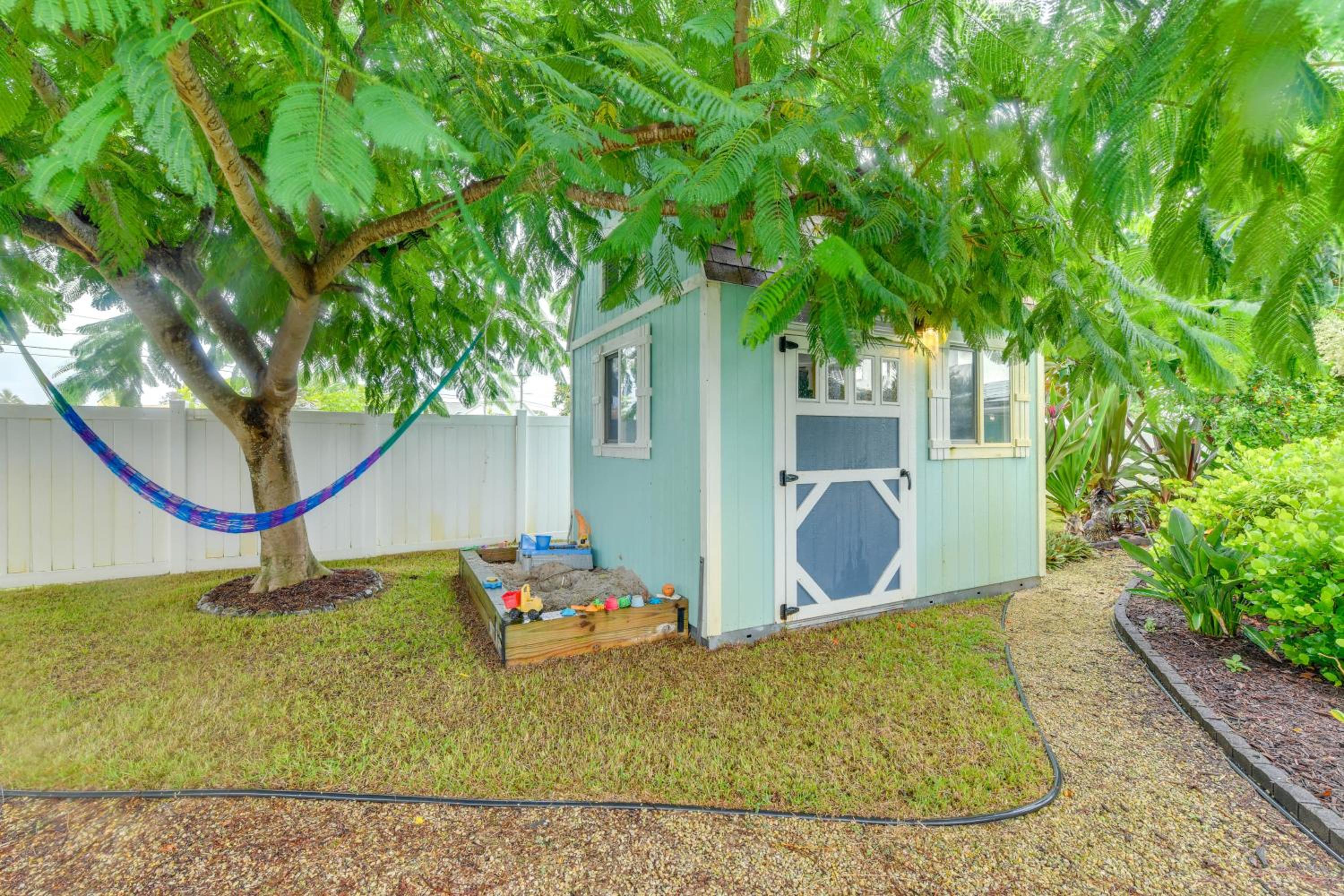 Private Hot Tub, Pool and Yard Modern Bradenton Gem