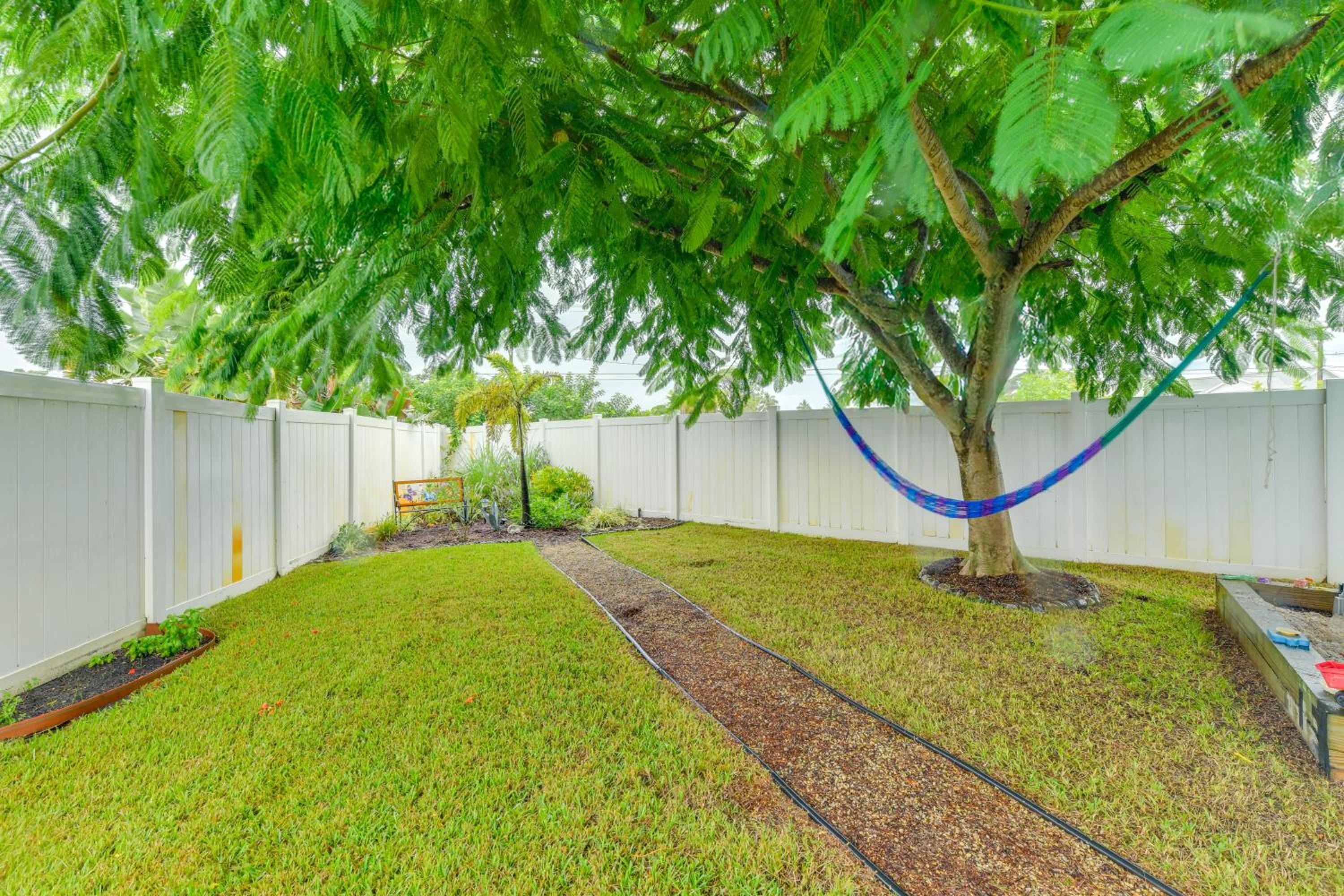 Private Hot Tub, Pool and Yard Modern Bradenton Gem