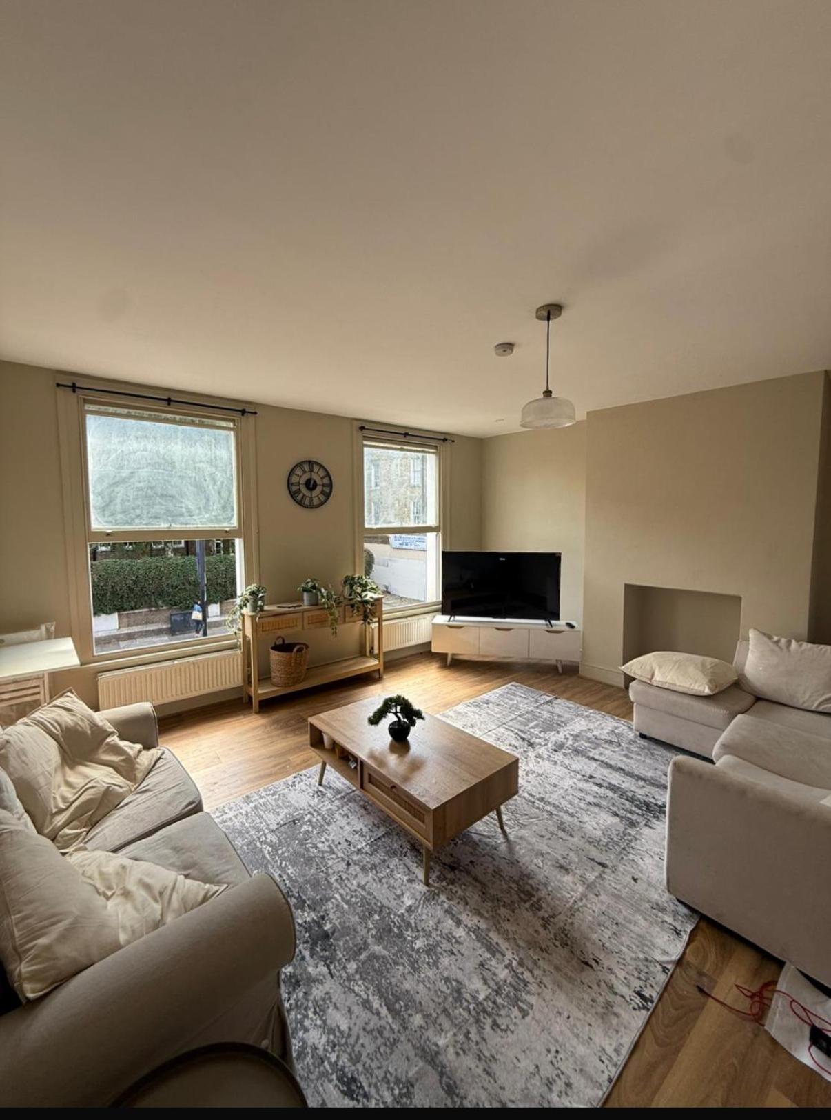 Stokey Skyline Retreat With Balcony