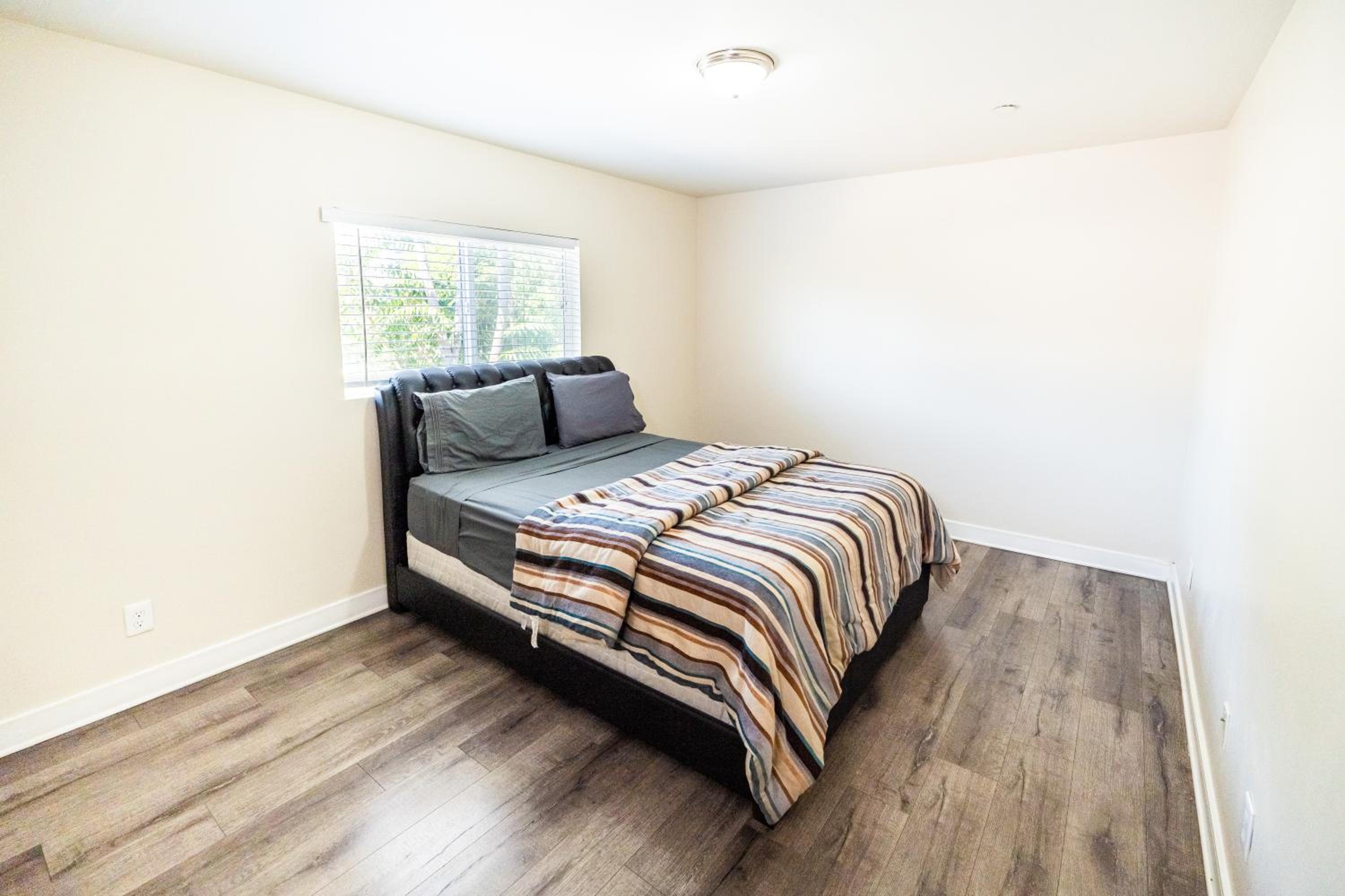 Spacious 5BR 3BA Home with Free Parking and WiFi 10 Minutes to Downtown LA Perfect for Large Groups