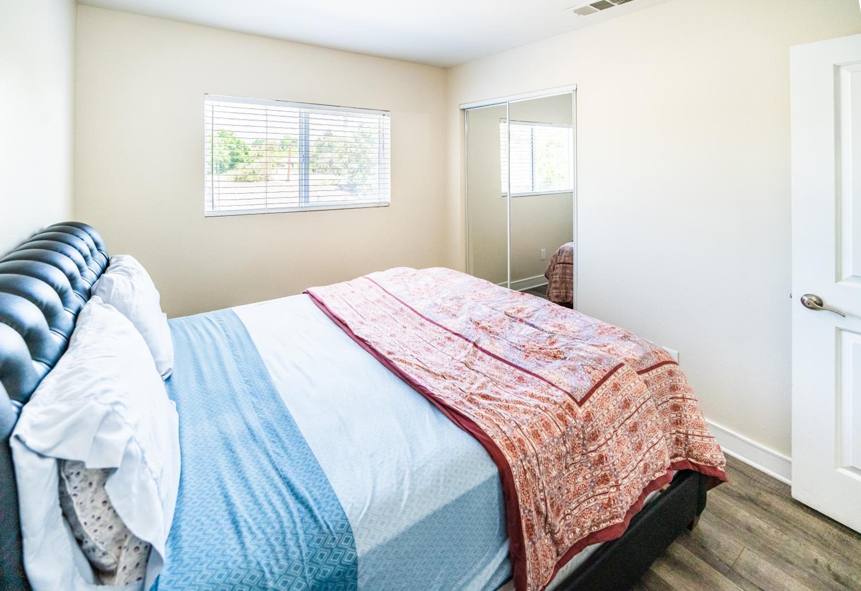 Spacious 5BR 3BA Home with Free Parking and WiFi 10 Minutes to Downtown LA Perfect for Large Groups