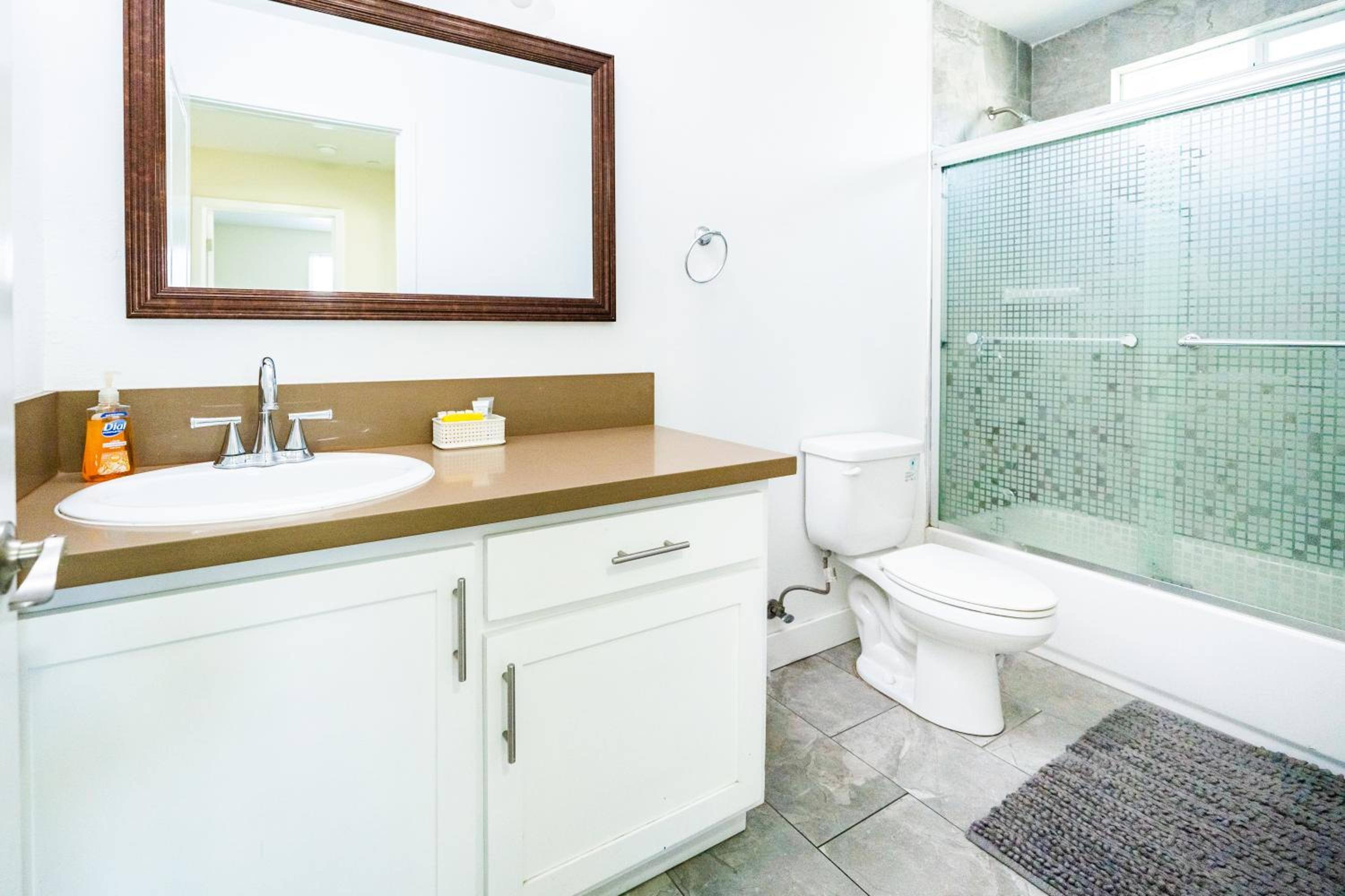 Spacious 5BR 3BA Home with Free Parking and WiFi 10 Minutes to Downtown LA Perfect for Large Groups