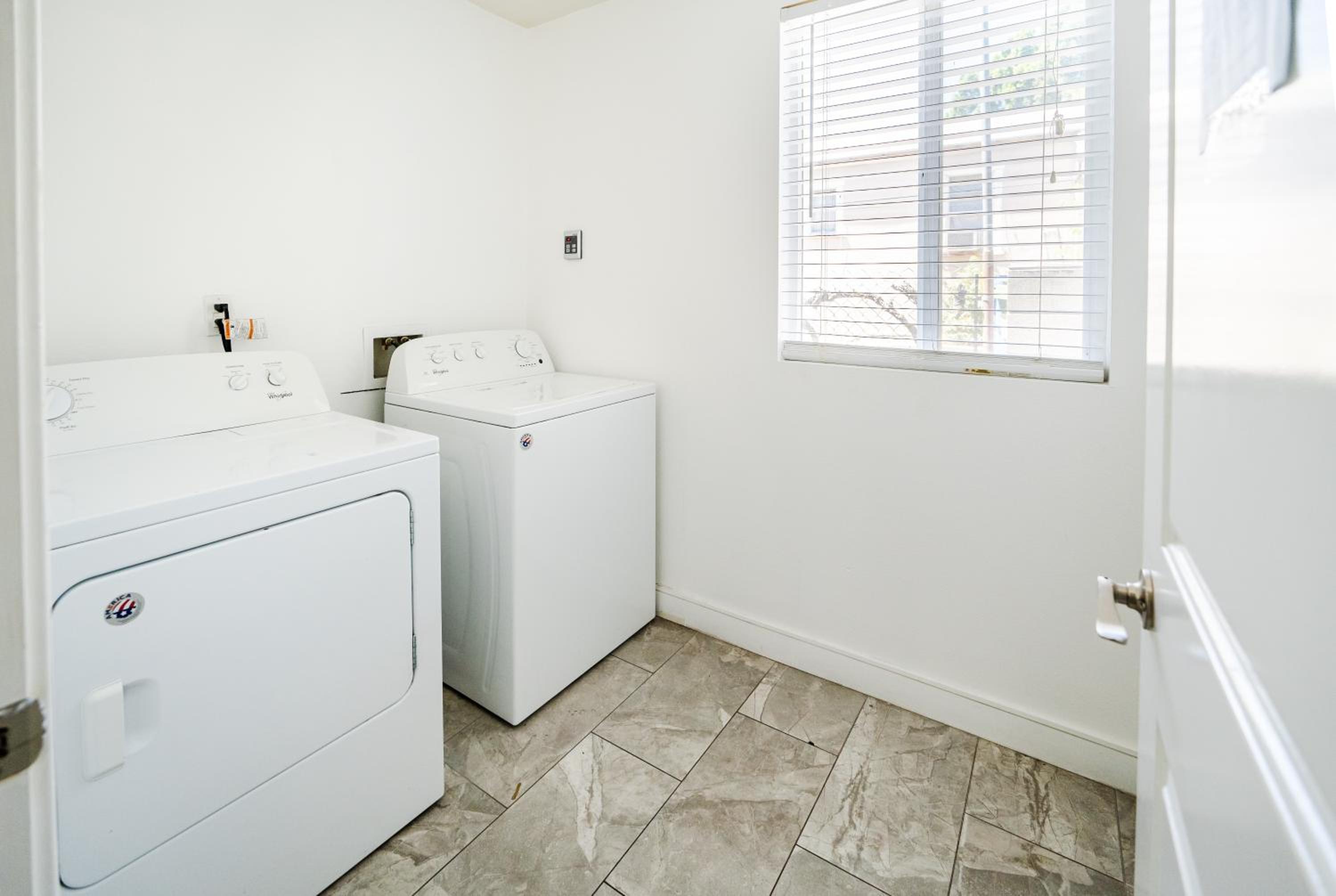 Spacious 5BR 3BA Home with Free Parking and WiFi 10 Minutes to Downtown LA Perfect for Large Groups