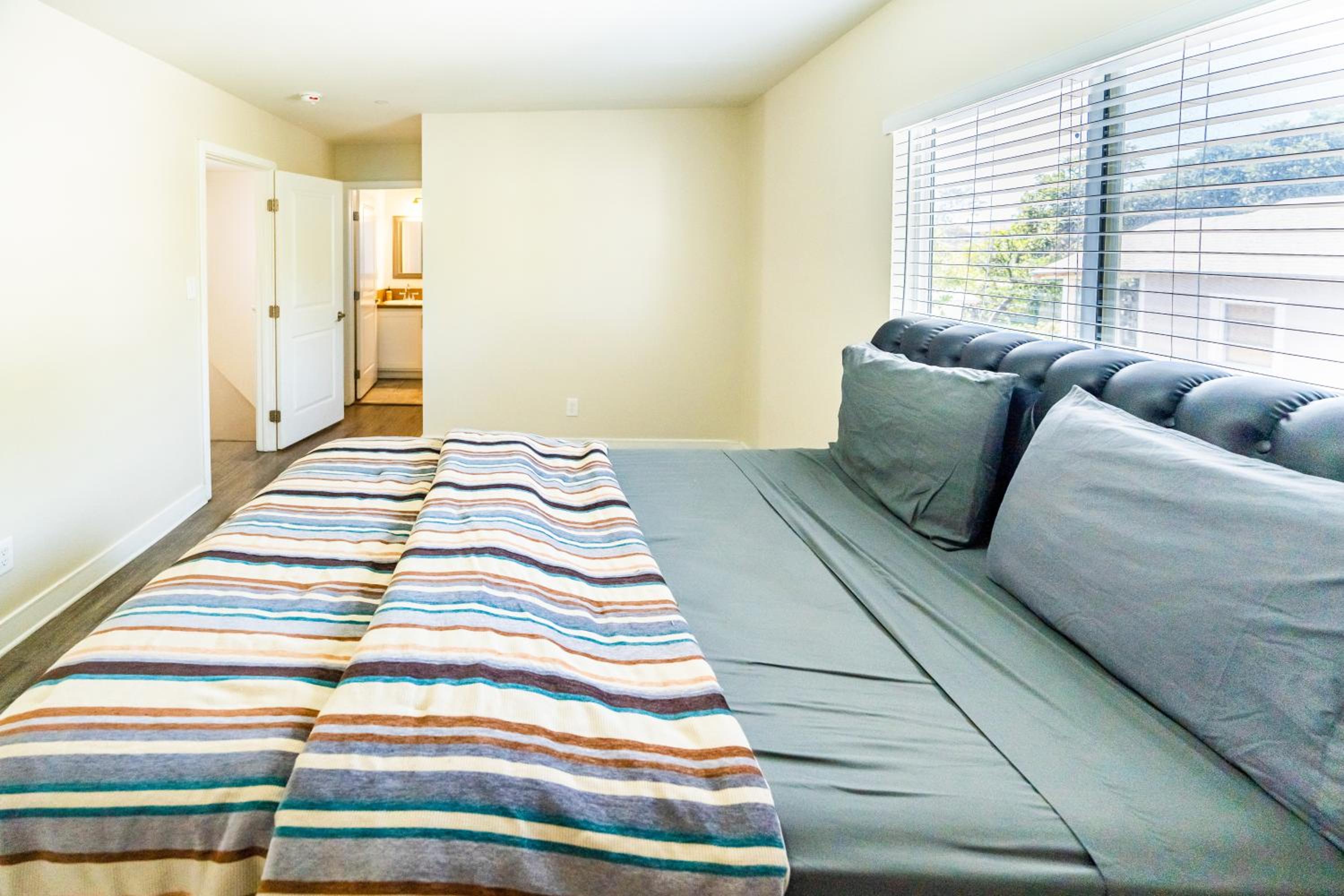 Spacious 5BR 3BA Home with Free Parking and WiFi 10 Minutes to Downtown LA Perfect for Large Groups