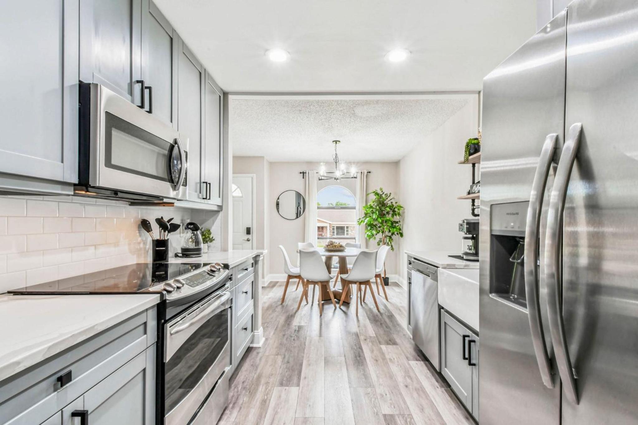 Heart of S Tampa- Hot Tub, Private Backyard, Fire Pit, Grill, 5 min to Beach