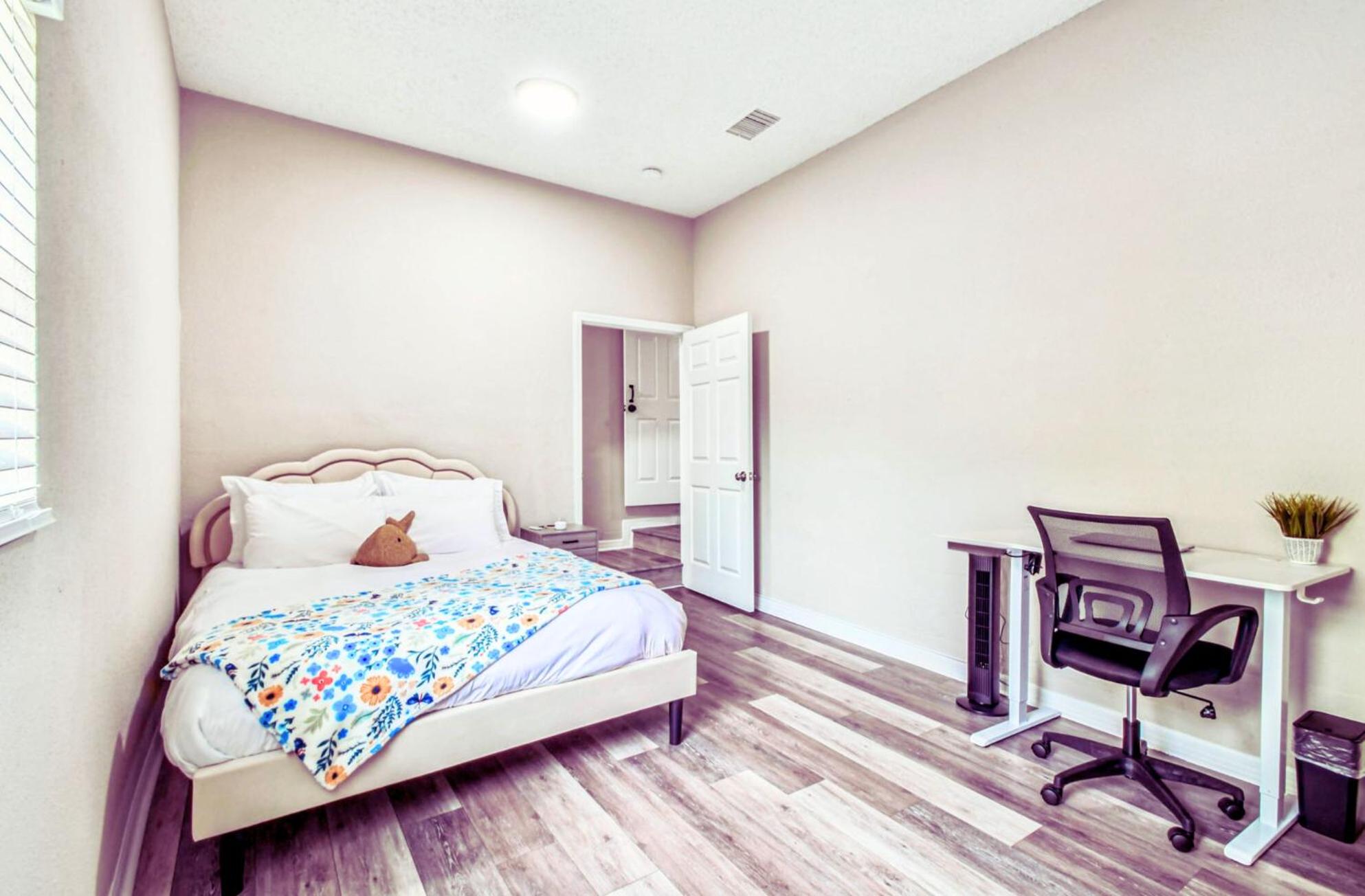 Heart of S Tampa- Hot Tub, Private Backyard, Fire Pit, Grill, 5 min to Beach