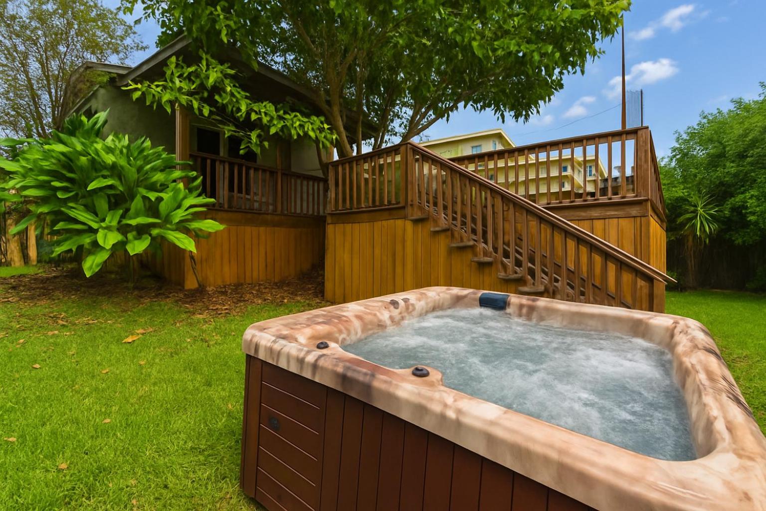 Heart of S Tampa- Hot Tub, Private Backyard, Fire Pit, Grill, 5 min to Beach