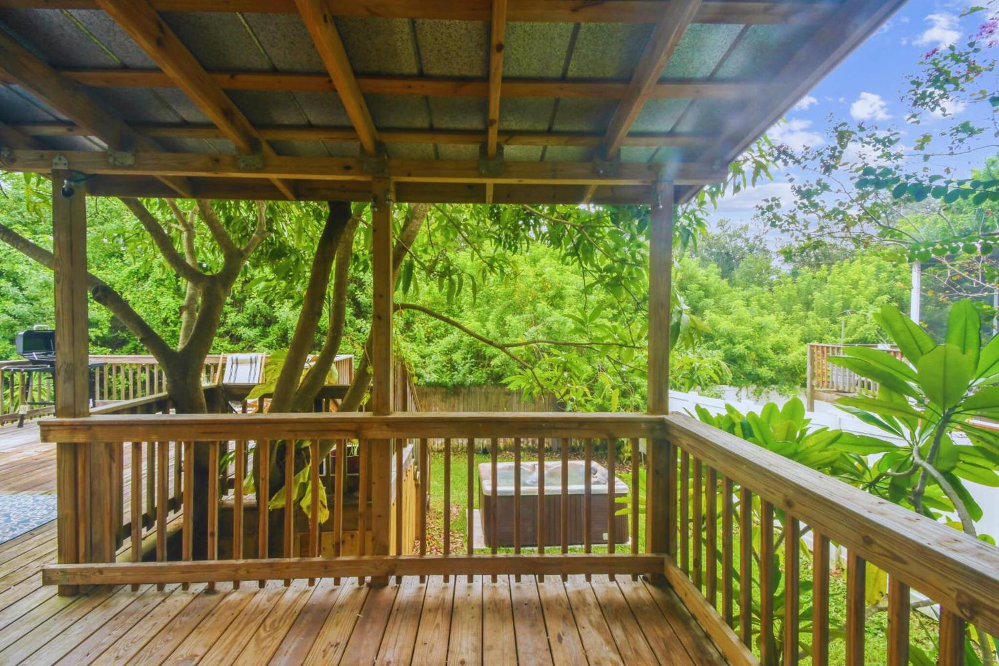 Heart of S Tampa- Hot Tub, Private Backyard, Fire Pit, Grill, 5 min to Beach