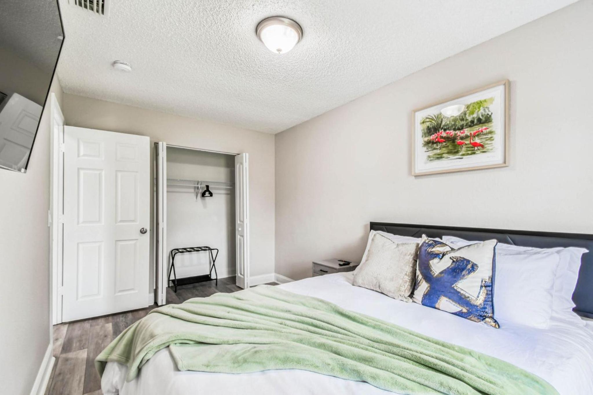 Heart of S Tampa- Hot Tub, Private Backyard, Fire Pit, Grill, 5 min to Beach