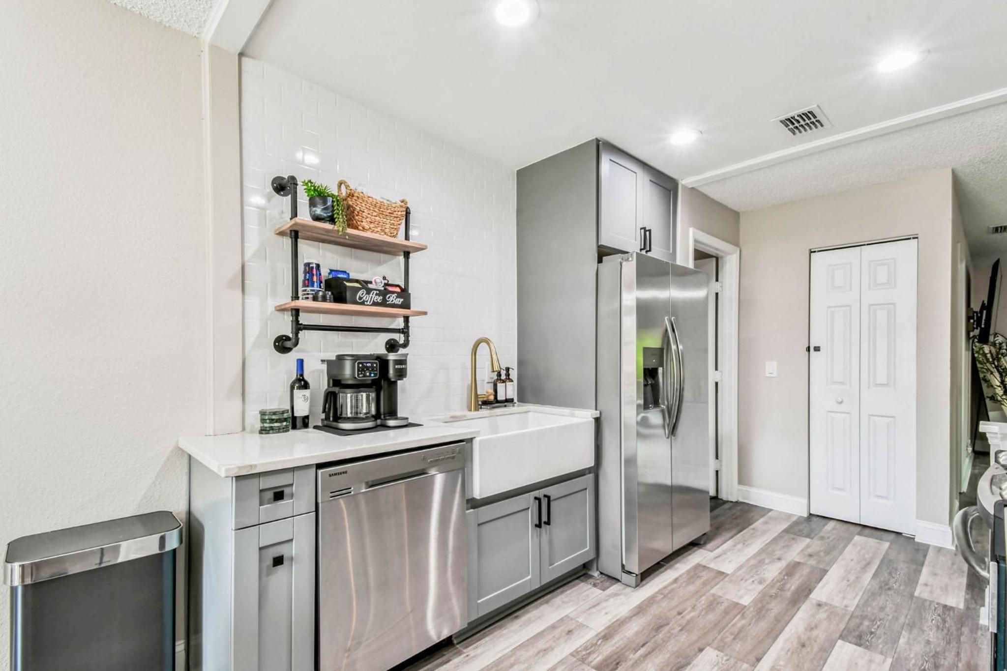 Heart of S Tampa- Hot Tub, Private Backyard, Fire Pit, Grill, 5 min to Beach
