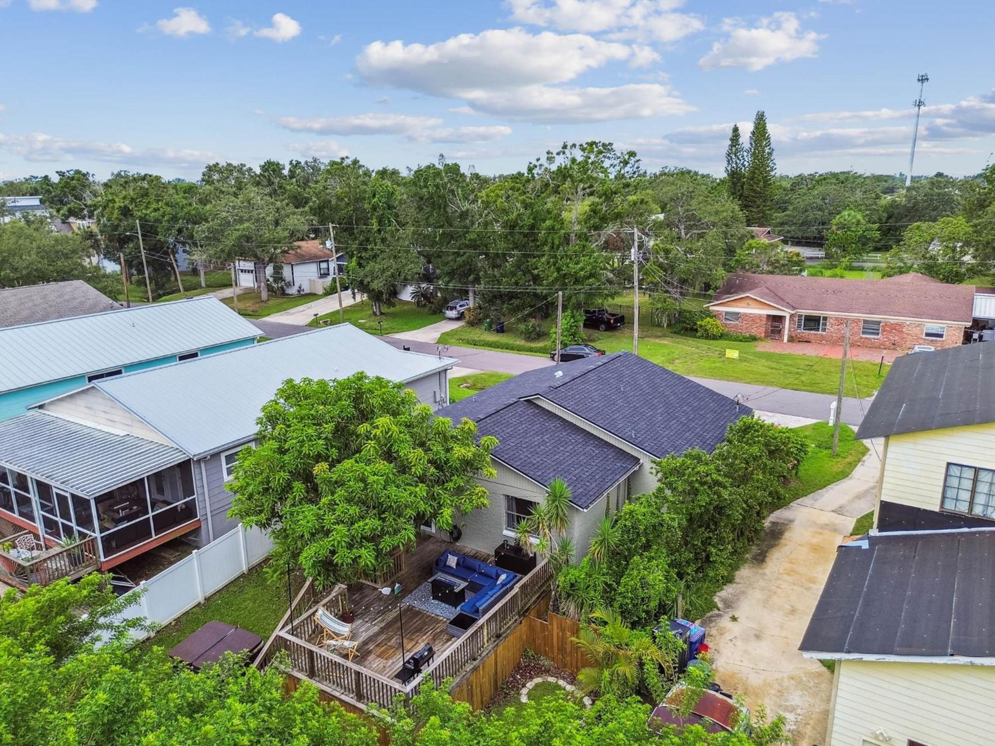 Heart of S Tampa- Hot Tub, Private Backyard, Fire Pit, Grill, 5 min to Beach