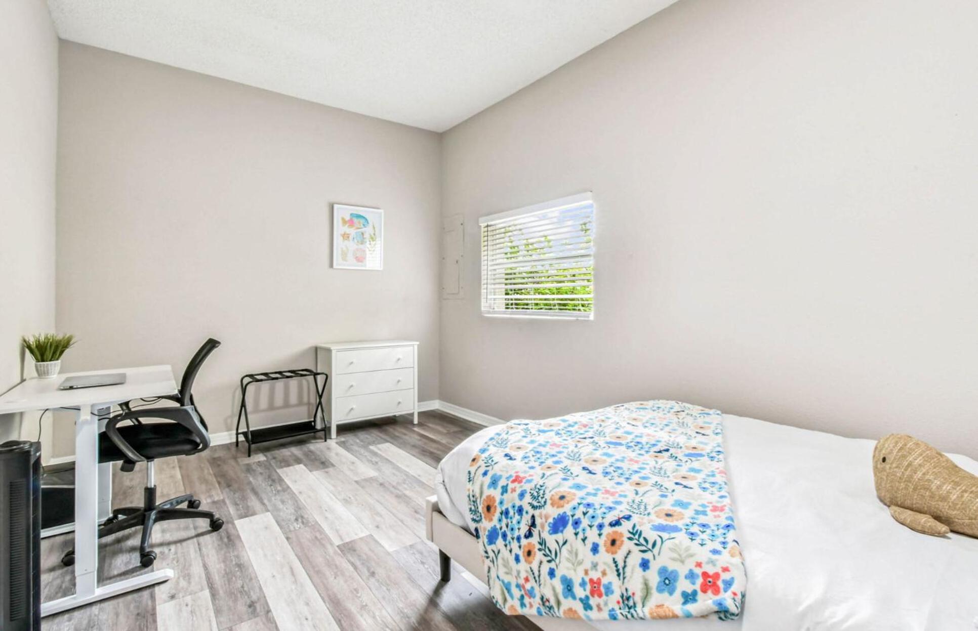 Heart of S Tampa- Hot Tub, Private Backyard, Fire Pit, Grill, 5 min to Beach