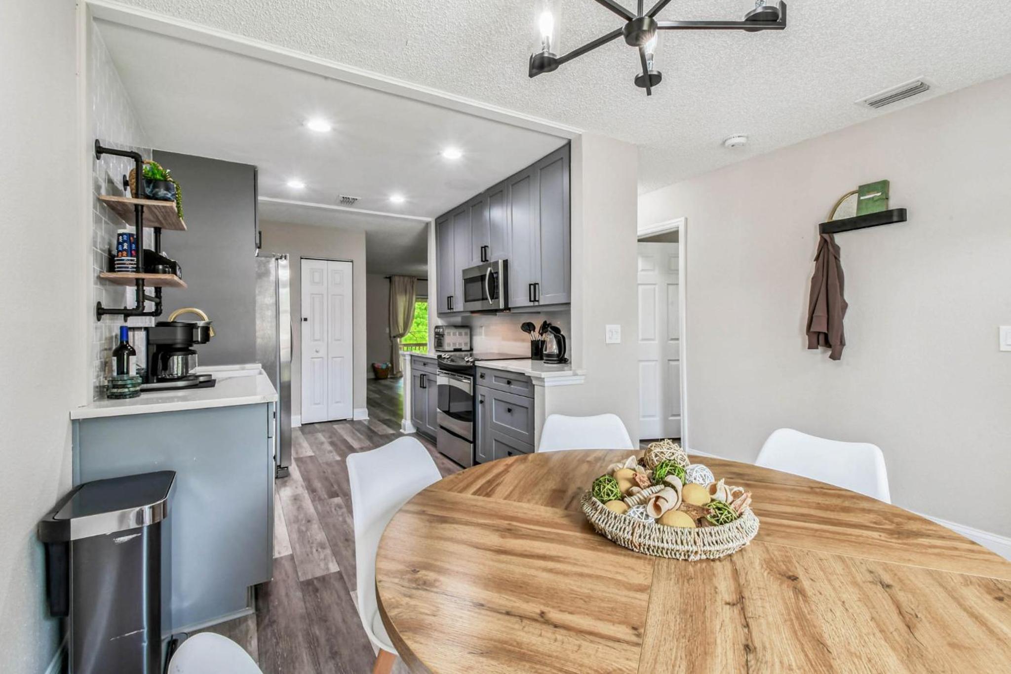 Heart of S Tampa- Hot Tub, Private Backyard, Fire Pit, Grill, 5 min to Beach