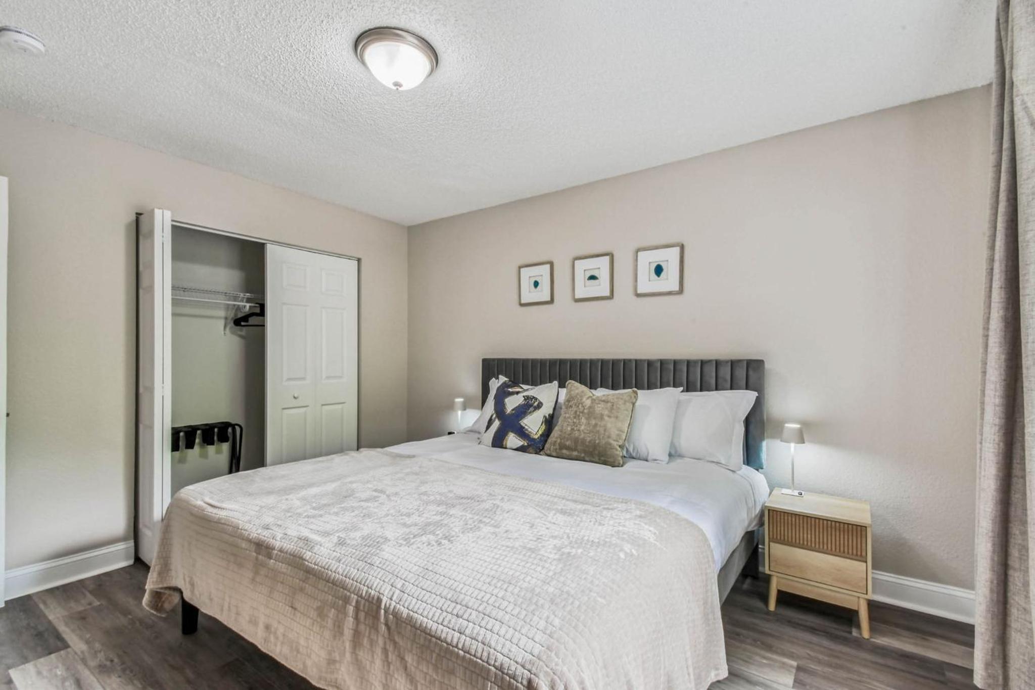 Heart of S Tampa- Hot Tub, Private Backyard, Fire Pit, Grill, 5 min to Beach