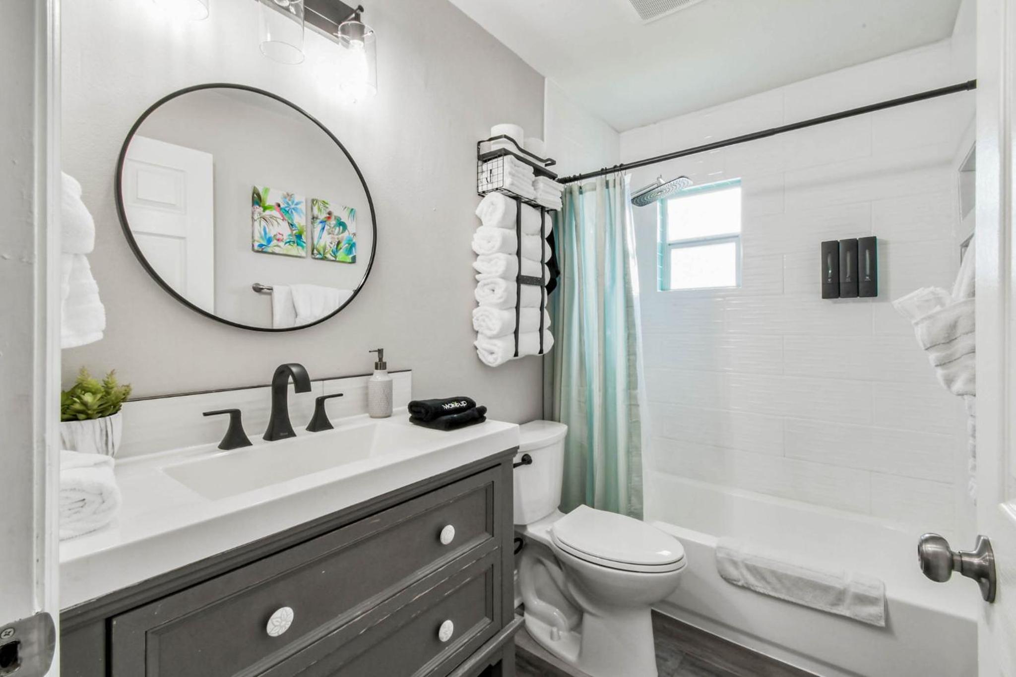 Heart of S Tampa- Hot Tub, Private Backyard, Fire Pit, Grill, 5 min to Beach