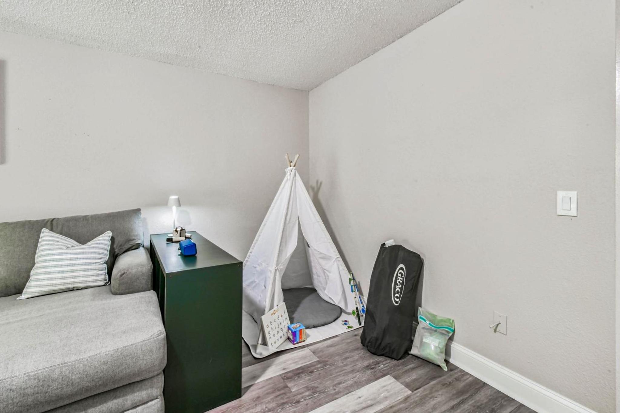 Heart of S Tampa- Hot Tub, Private Backyard, Fire Pit, Grill, 5 min to Beach