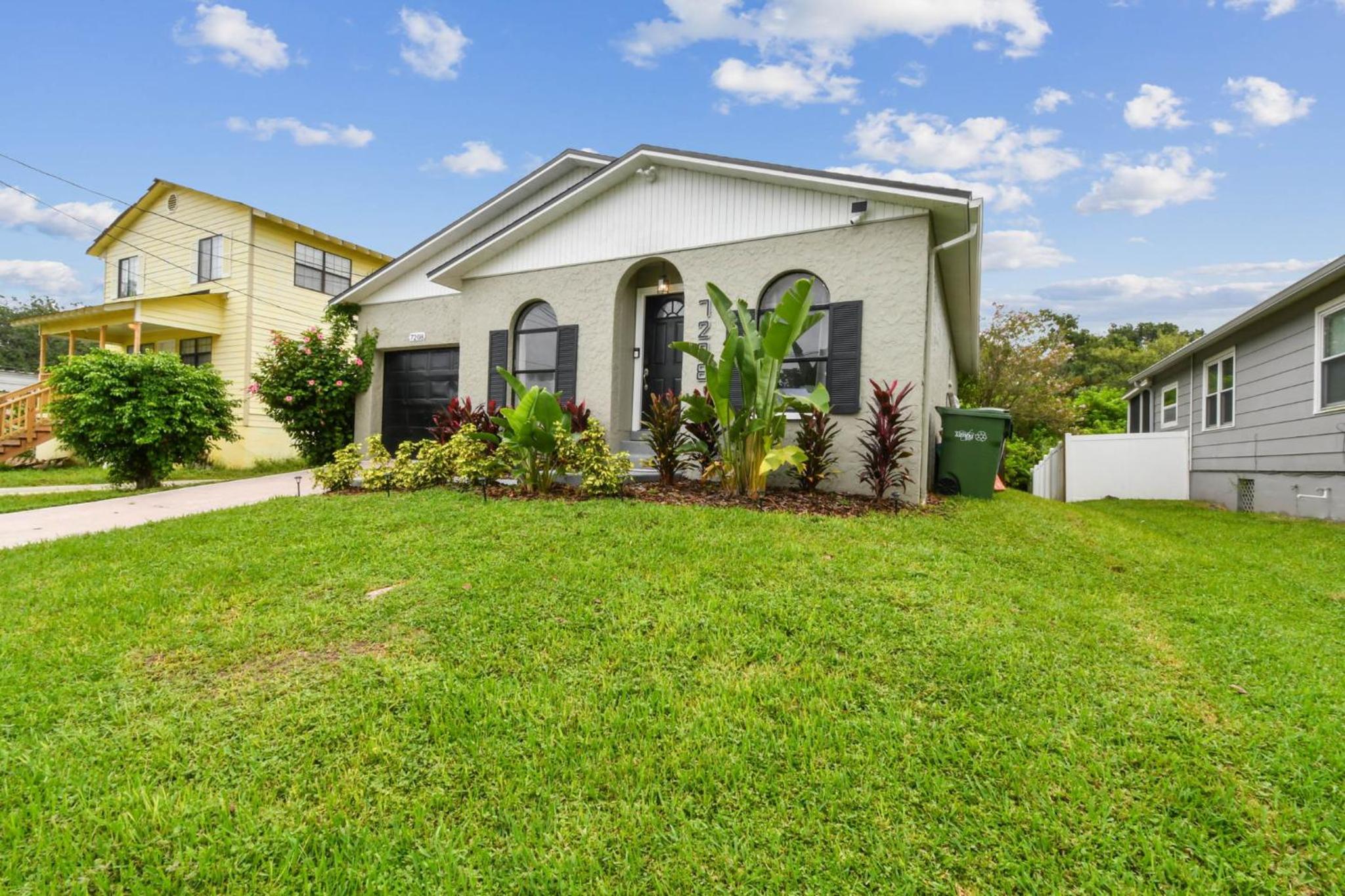 Heart of S Tampa- Hot Tub, Private Backyard, Fire Pit, Grill, 5 min to Beach