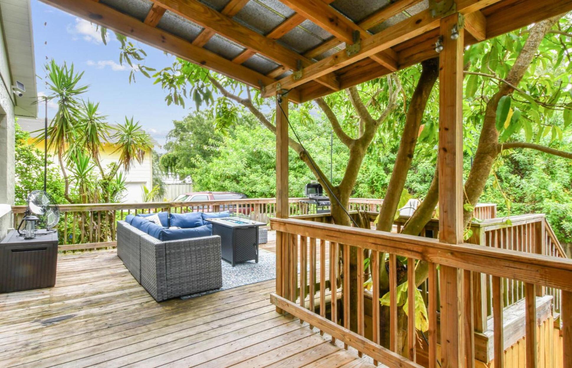 Heart of S Tampa- Hot Tub, Private Backyard, Fire Pit, Grill, 5 min to Beach