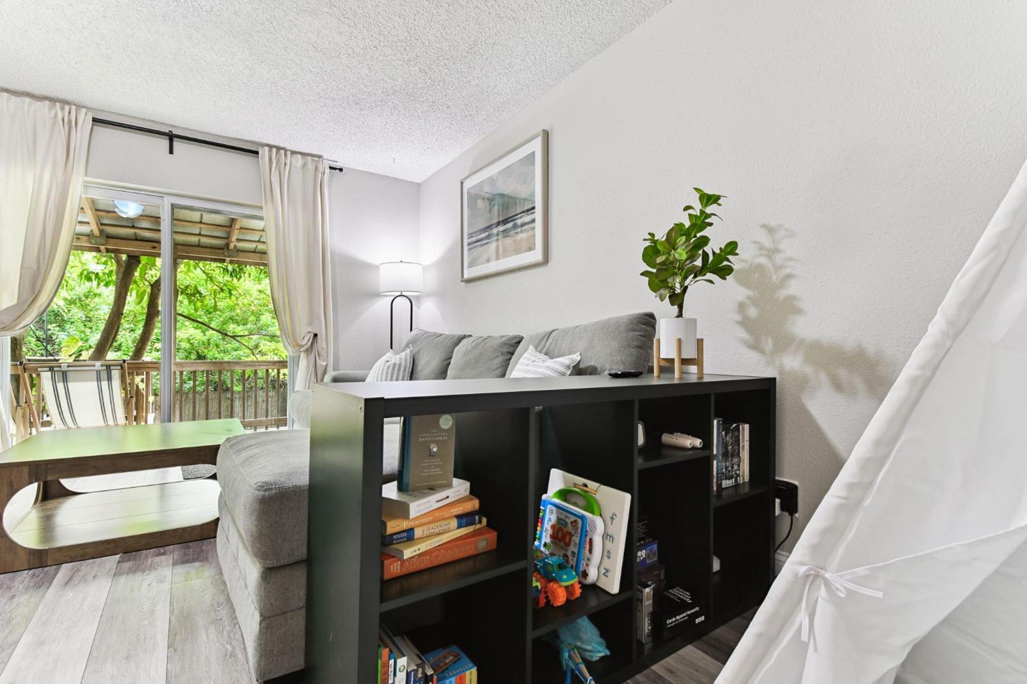 Heart of S Tampa- Hot Tub, Private Backyard, Fire Pit, Grill, 5 min to Beach