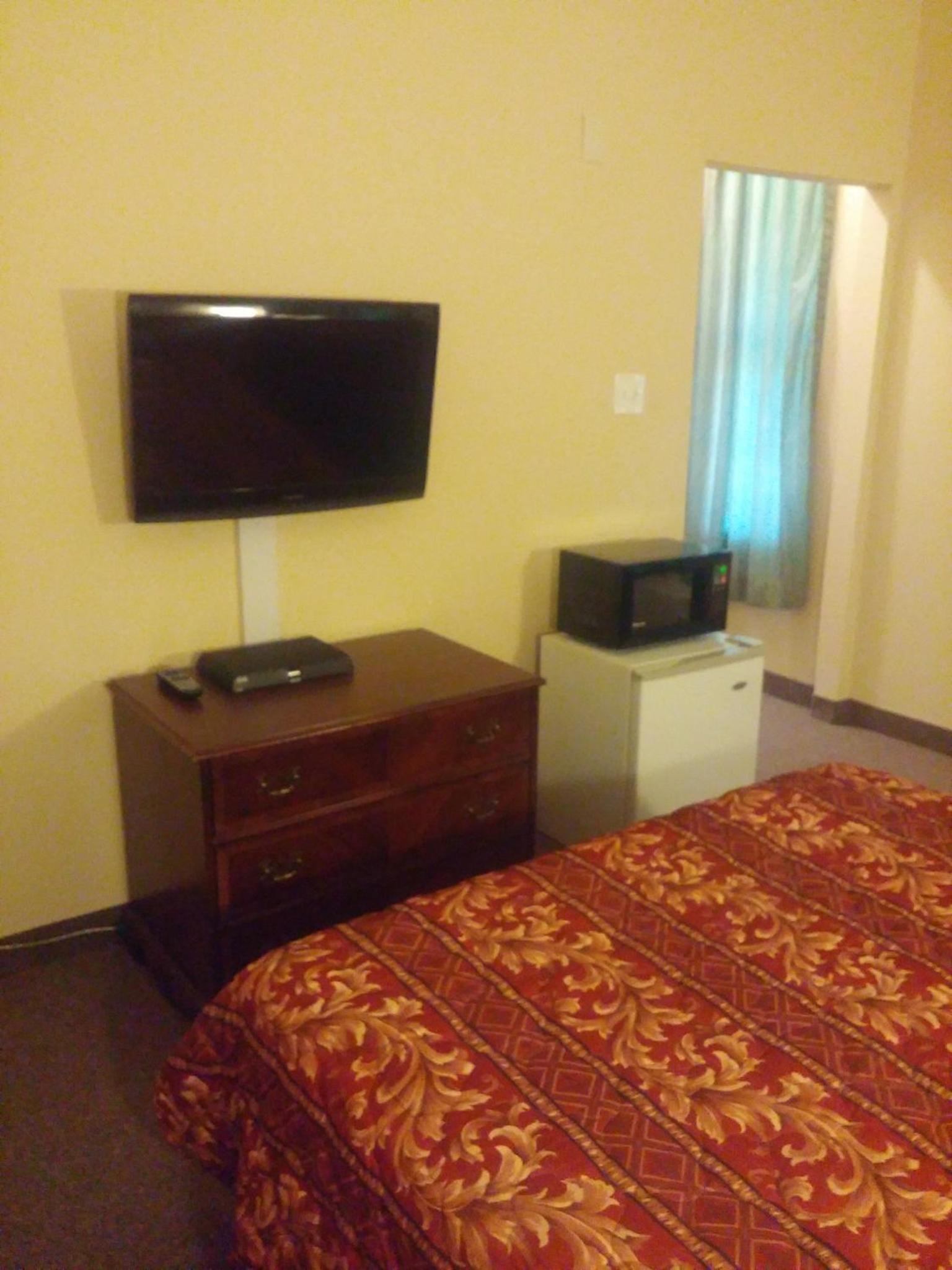Country Regency Inn & Suites
