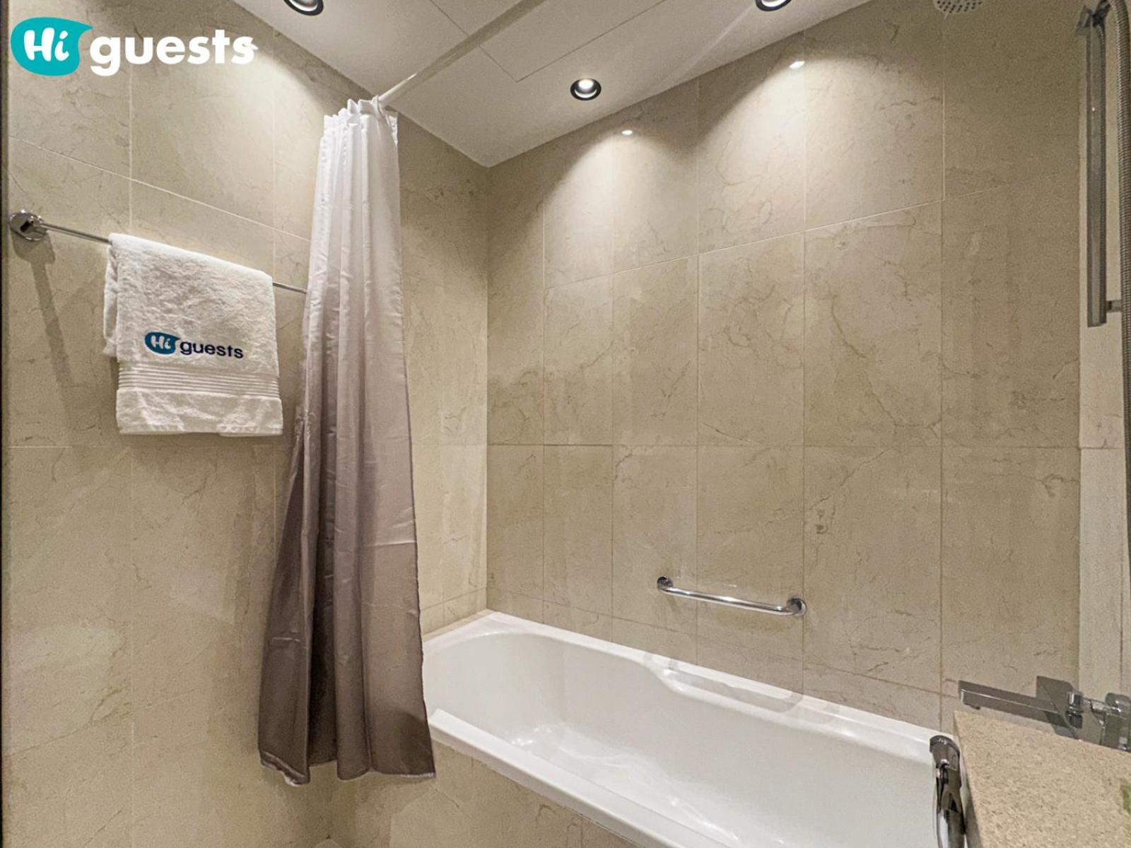 HiGuests - Exceptional Apt with Furnished Terrace By the Sea — Dubai photo 4