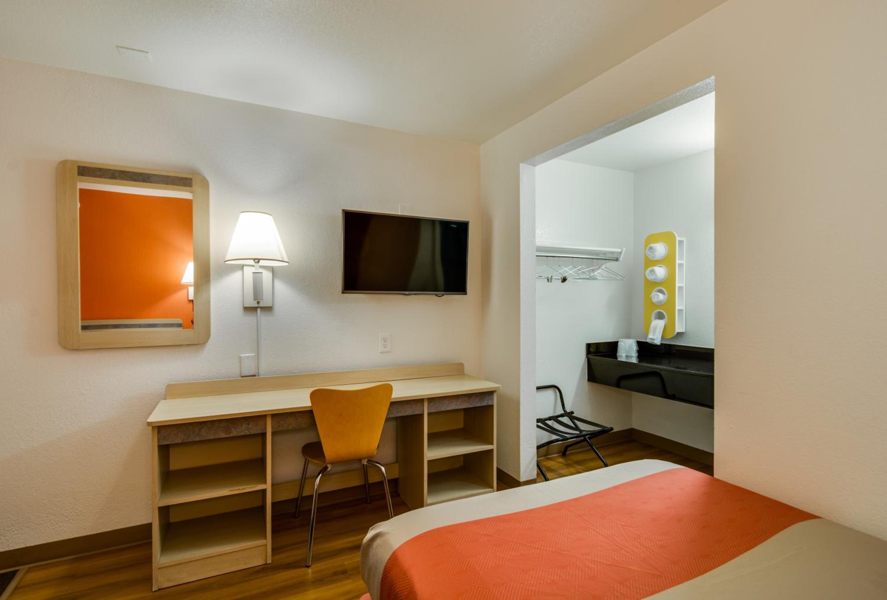 Schiller Park Vacations - Motel 6-Schiller Park, IL - Chicago O'Hare - Property Image 15