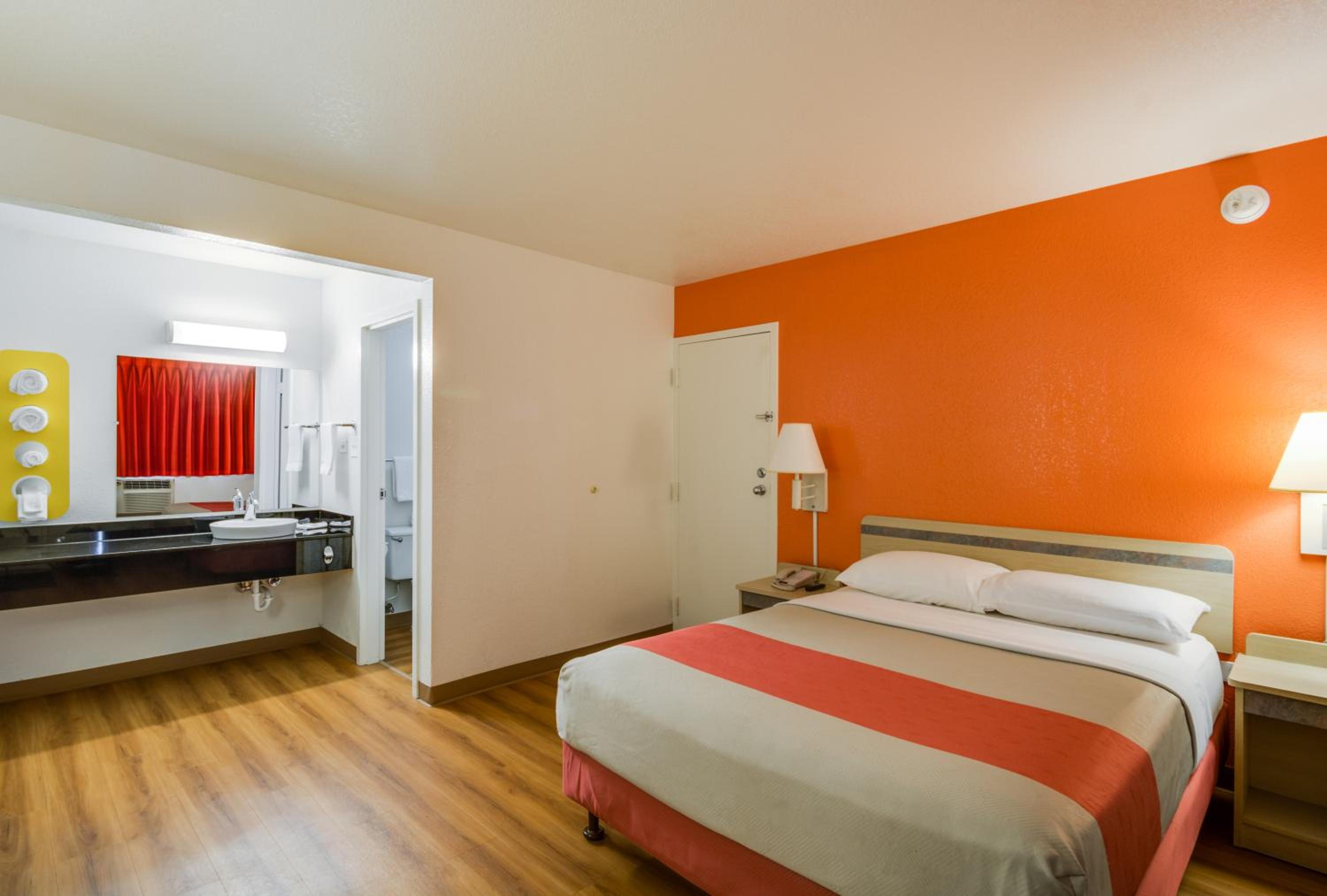 Schiller Park Vacations - Motel 6-Schiller Park, IL - Chicago O'Hare - Property Image 16