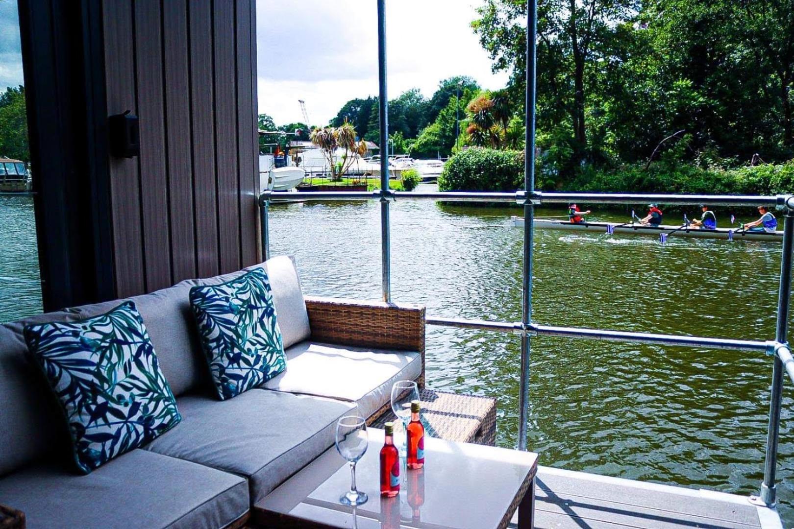 Lady lily Luxurious Unique River Boat with castle views