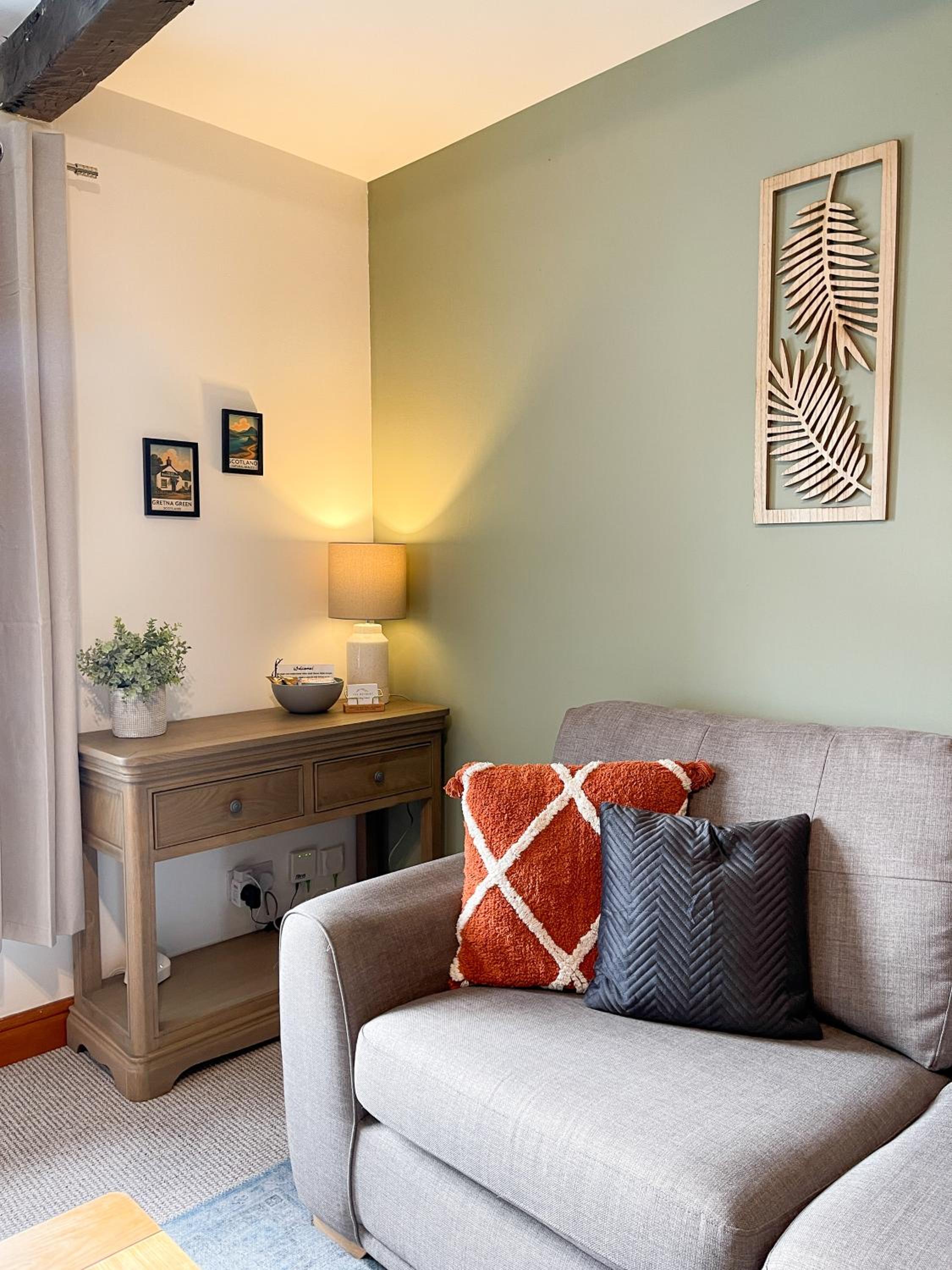 Borders Retreat, Cosy 1 Bed Flat - 3miles from M6 Jct45 - near A75, Gretna & Carlisle