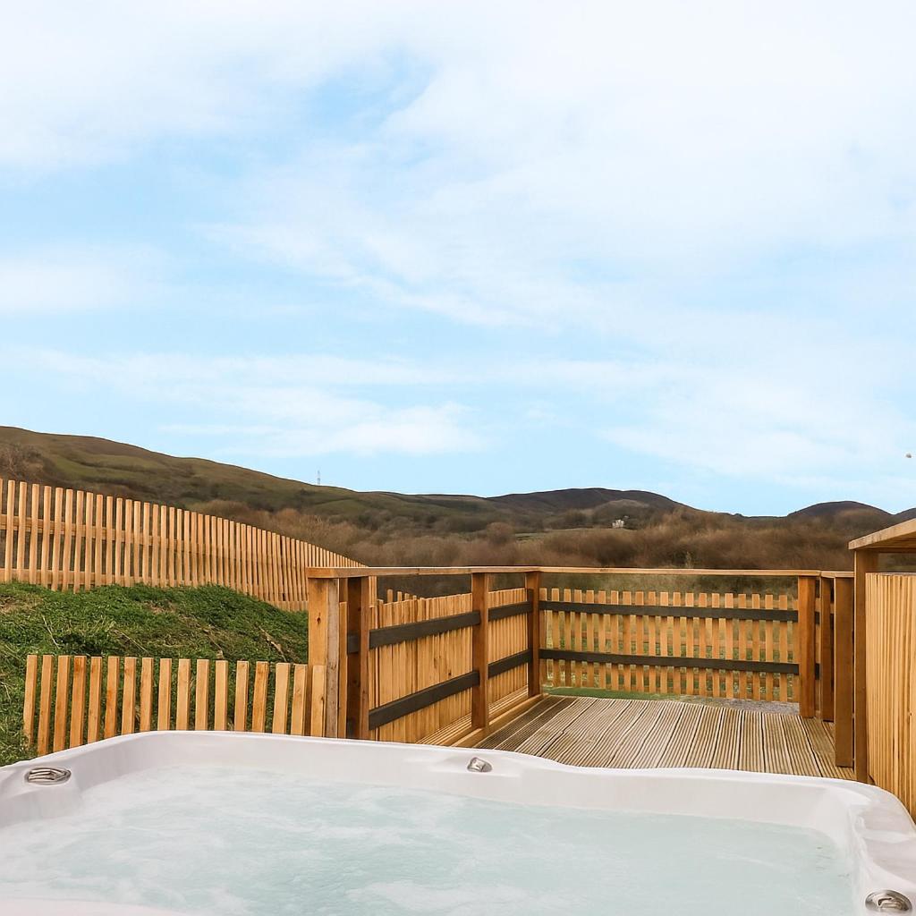 Alpaca cabin-mountain view-hot tub-rural retreat
