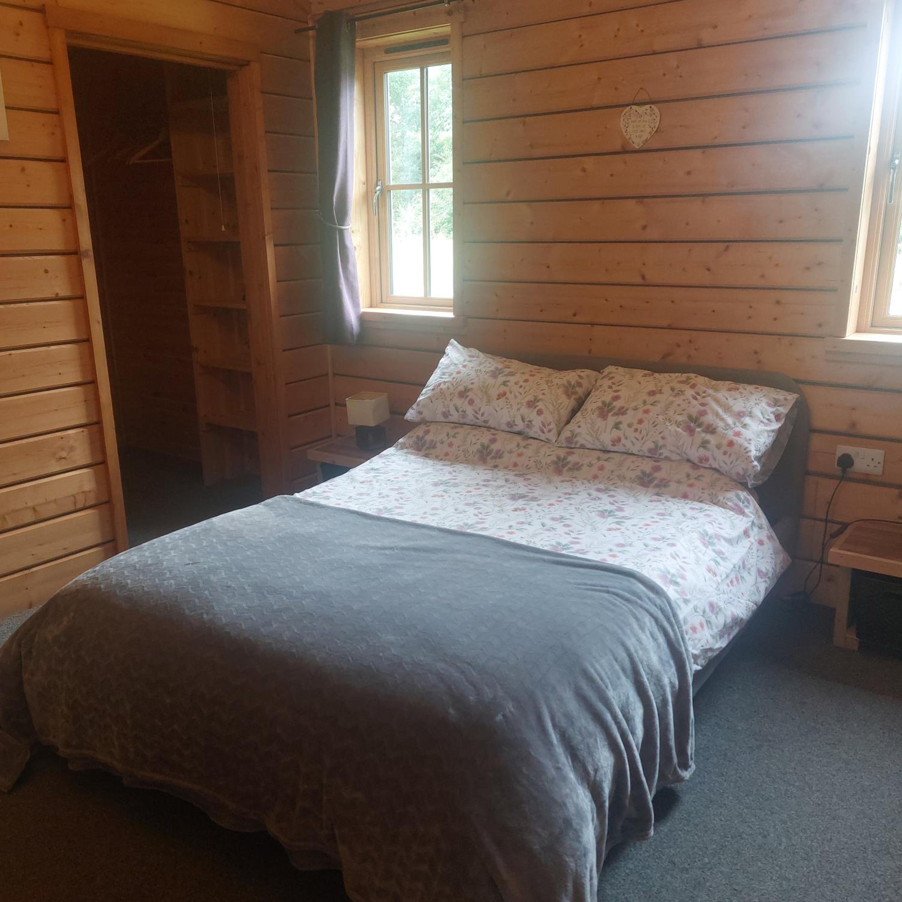 Alpaca cabin-mountain view-hot tub-rural retreat