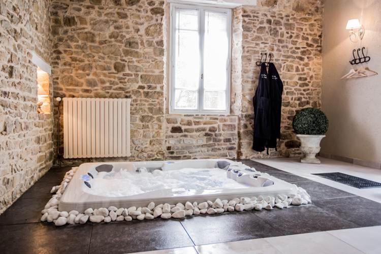 Au domaine des anges, 3 gîtes luxueux avec Jacuzzi privatif, sauna, mini-piscine, piscine extérieure chauffée en saison, photo 48