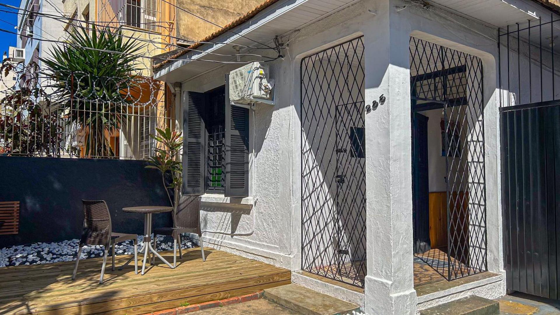 Casa térrea geminada aconchegante AV3402